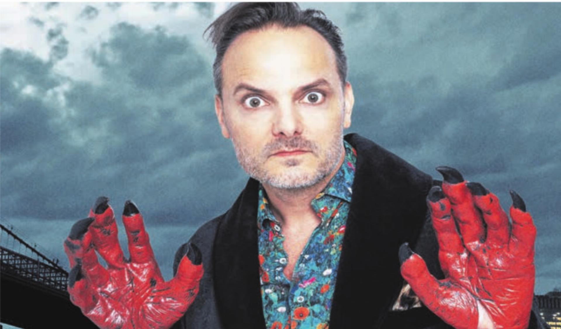 Dominic Deville mit einem Feuerwerk an liebevollen Bosheiten im Kantiforum. Bild: pd - Das Bild wird blockiert. – Möglicherweise durch einen aktiven Adblocker.