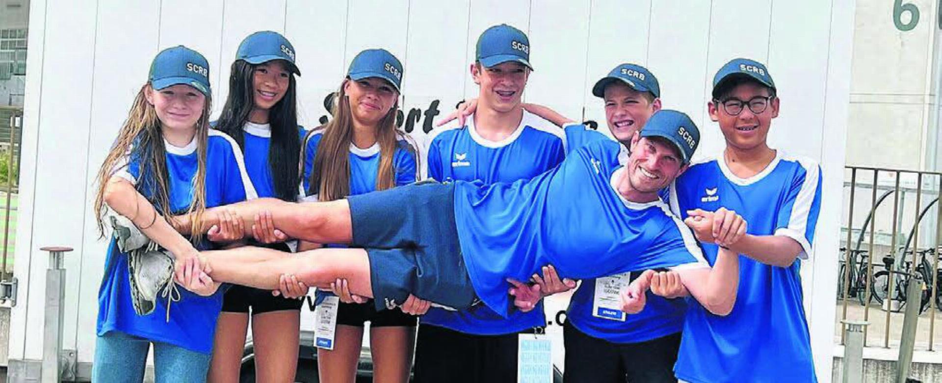 Starker Auftritt: Die sechs Bremgarter NSM-Teilnehmer und ihr Cheftrainer Sascha Wenzel. Bild: zg