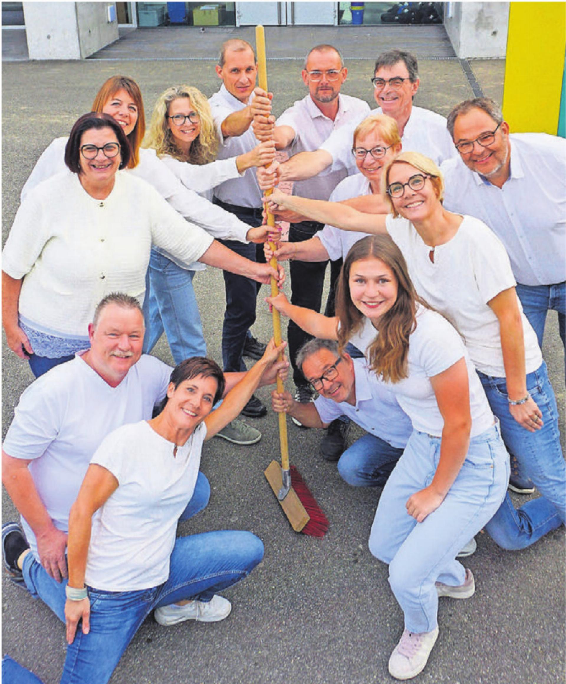 Mottotreu greift das OK zum Besen. Am Stiel von unten: André Käppeli, Urs Schneebeli, Steffi Sprenger, Lisa Heggli, Präsidentin Claudia Dober, Vreni Sidler, Rebi Schwitter, André Konrad, Simone Meier, Kari Suter, Nici Steiner, Beni Niederer und Roger Klausner. - Das Bild wird blockiert. – Möglicherweise durch einen aktiven Adblocker.