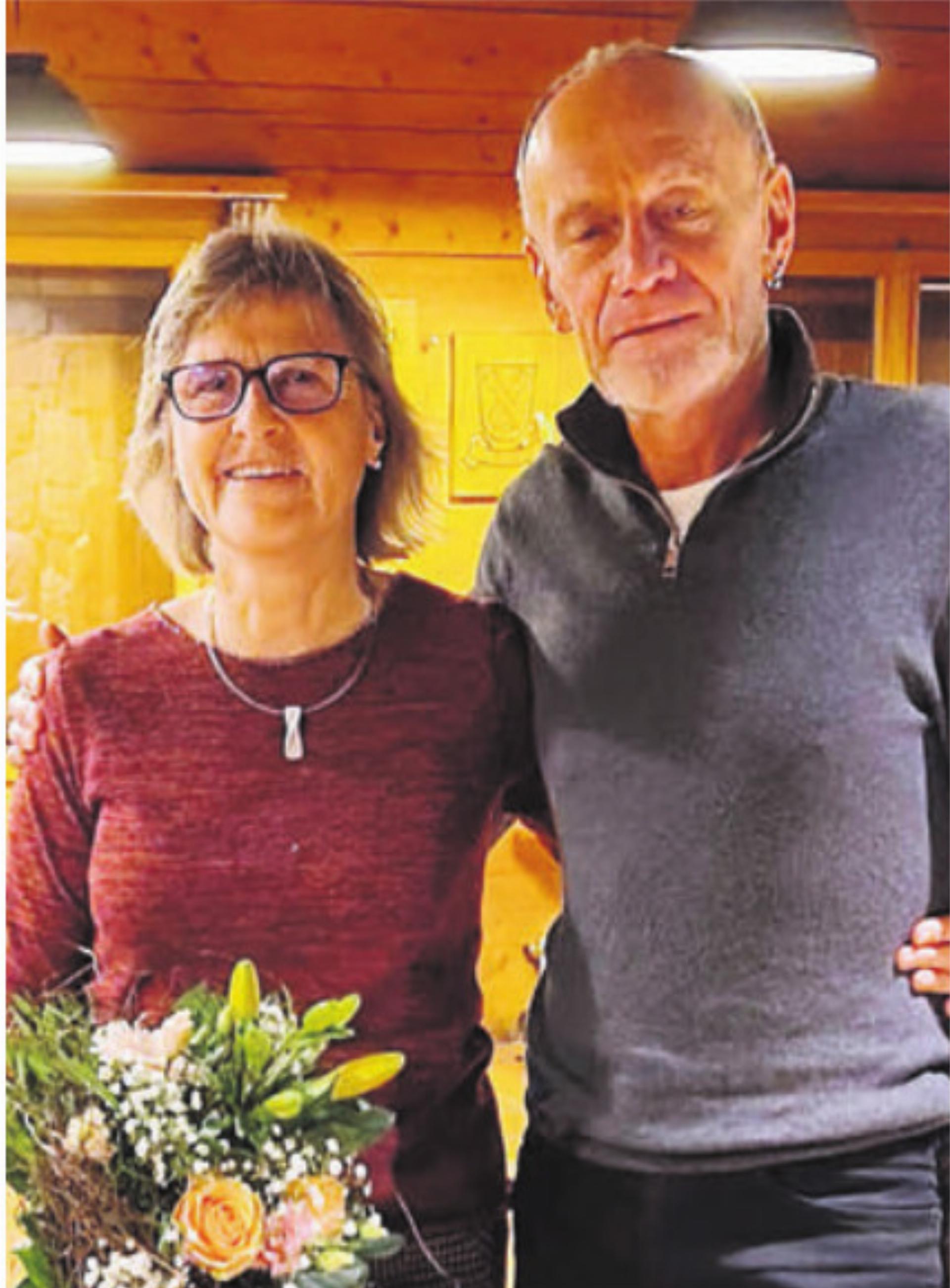 Die abtretende Pfingstlauf-OK-Präsidentin Susi Kohler (links) wurde von Urs Schalch und dem Vorstand der LR Wohlen geehrt. Bild: zg - Das Bild wird blockiert. – Möglicherweise durch einen aktiven Adblocker.