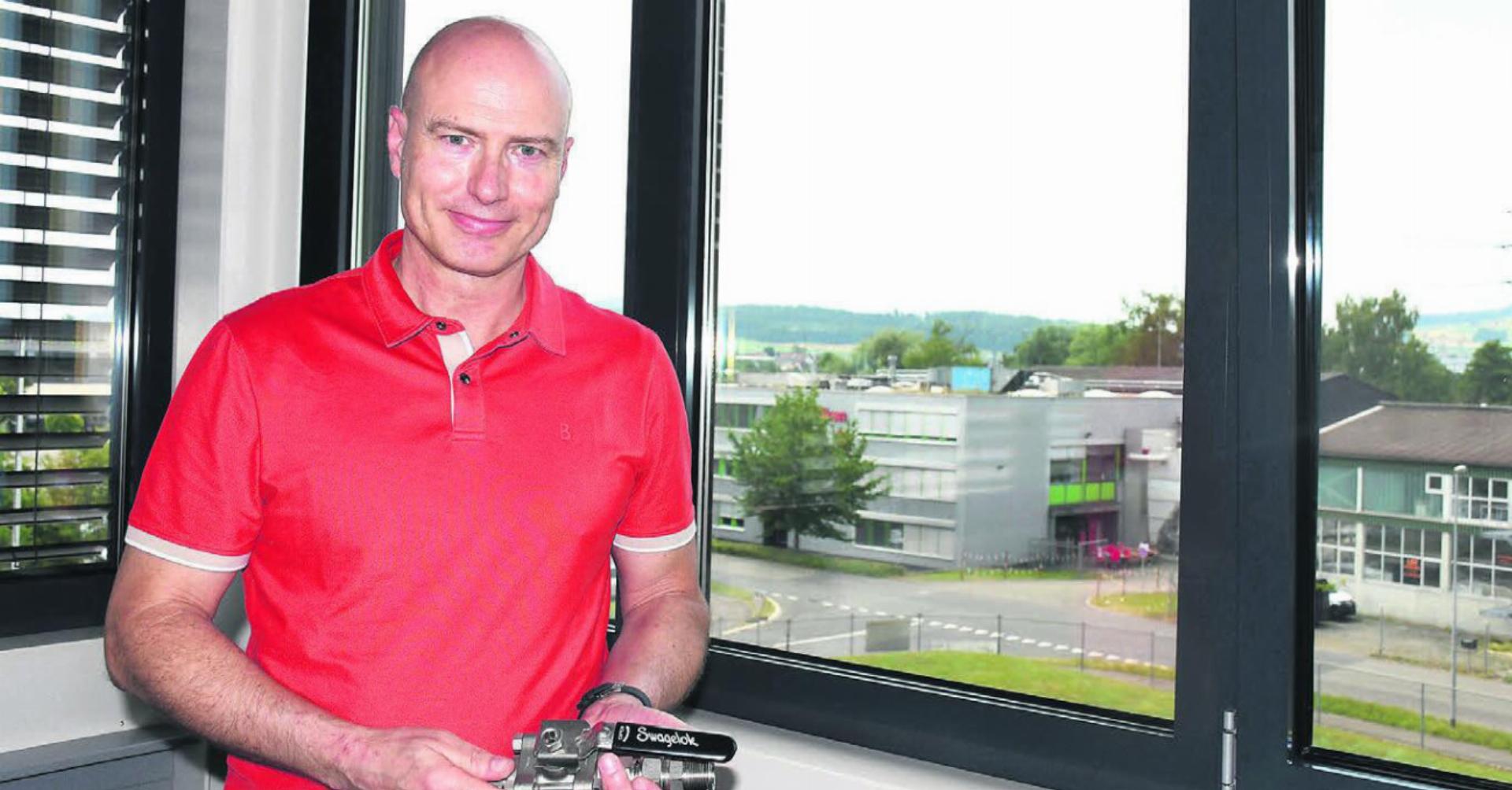 Thomas Freund, Inhaber und Geschäftsleiter der Arbor AG: Von seinem Büro aus sieht er das Werk 3 der Firma Oerlikon (Mitte), das bald zu seiner Firma zählen wird. Bild: dm