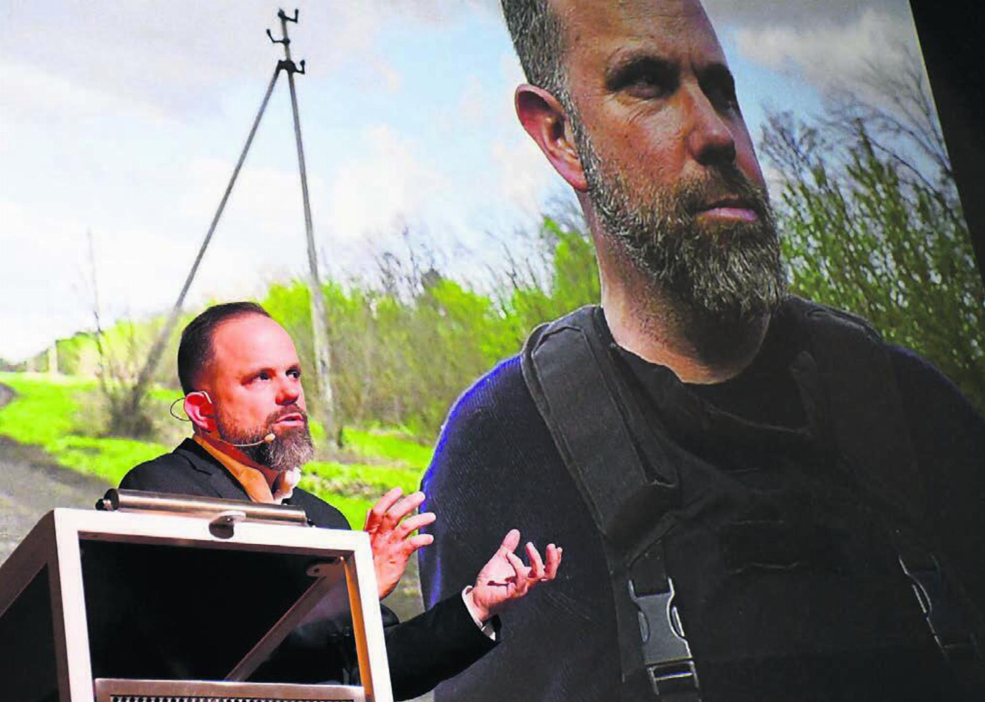 Sein Vortrag fesselte das Publikum: Fernsehkorrespondent David Nauer kennt die Situation in der Ukraine sehr gut – und er wird bald wieder ins Kriegsgebiet reisen. Das Hintergrundbild zeigt ihn bei einem Einsatz. Bilder: Daniel Marti