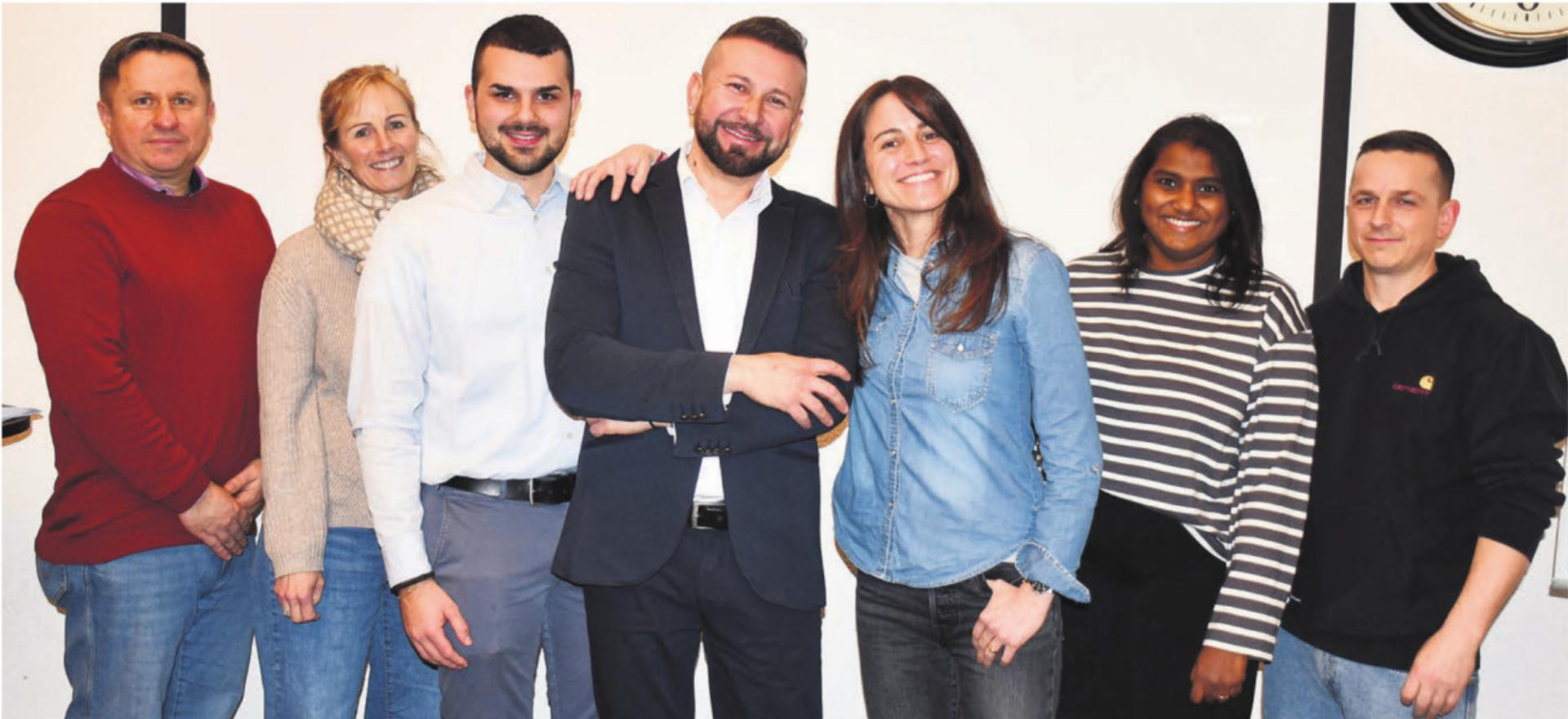 Das Organisationskomitee samt Kulturministerin freut sich auf Begegnung der Kulturen (v. l.): Muhamet Ilazi, Sonja Isler-Rüttimann (Gemeinderätin), Martin Sikovski, Sasha Stojmenovski, Daniela Colacino, Priy Sutnakaran, Raphael Kull. Es fehlen David Meier und Stefan Hafen. Bild: Daniel Marti - Das Bild wird blockiert. – Möglicherweise durch einen aktiven Adblocker.