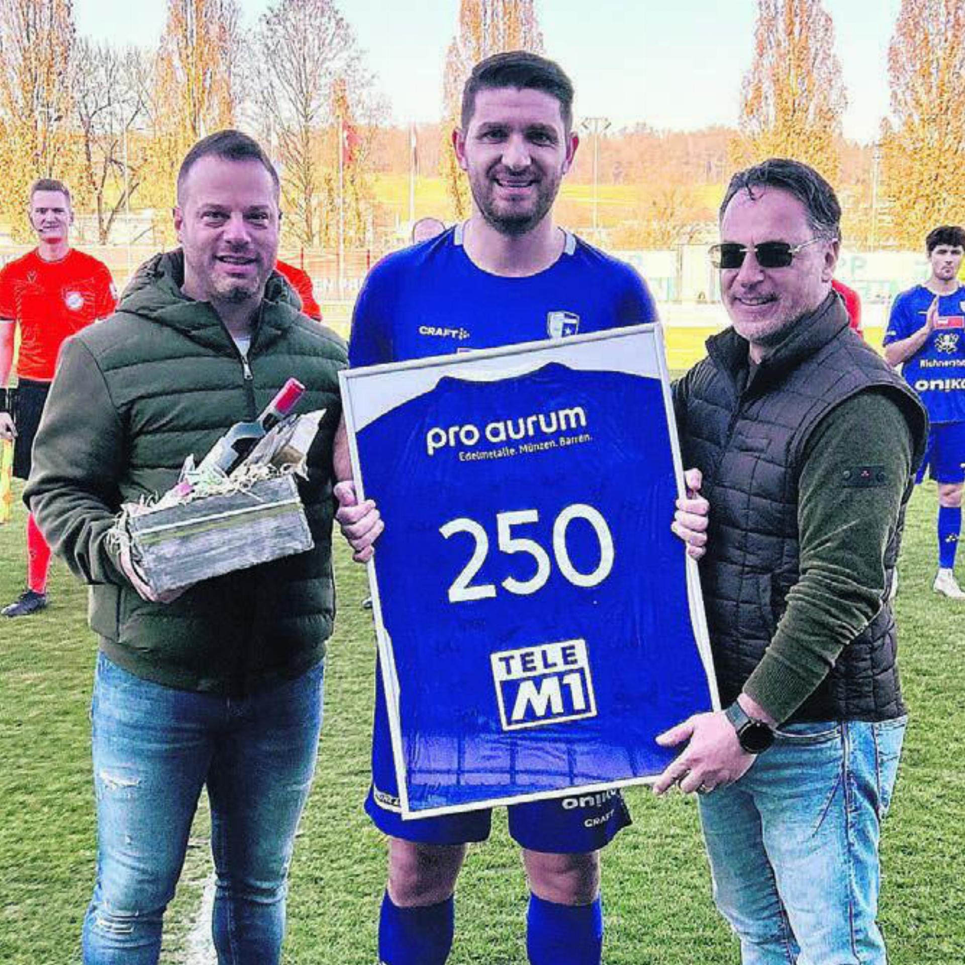 Vor dem Spiel geehrt, im Spiel das goldene Tor erzielt: Alban Pnishi (Mitte) mit den FCW-Sportchefs Carmine Viceconte (links) und Gregi Trovato. Bild: zg