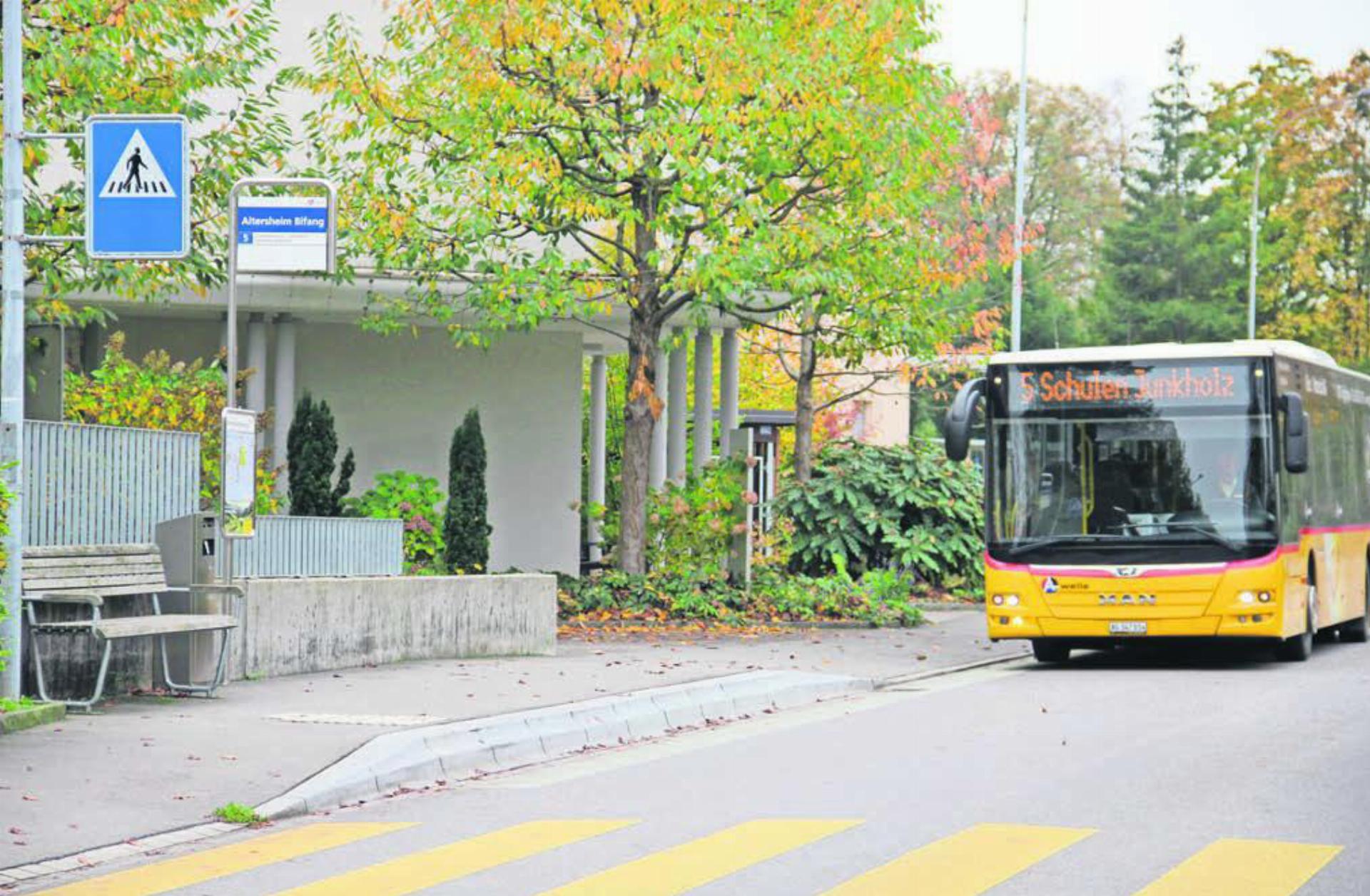 Die Bushaltestelle Altersheim Bifang entspricht dem Behindertengleichstellungsgesetz: Im Zuständigkeitsbereich der Gemeinde Wohlen sind erst vier Bushaltestellen mit sechs Haltekanten vorschriftsgemäss ausgebaut. Bild: Monica Rast