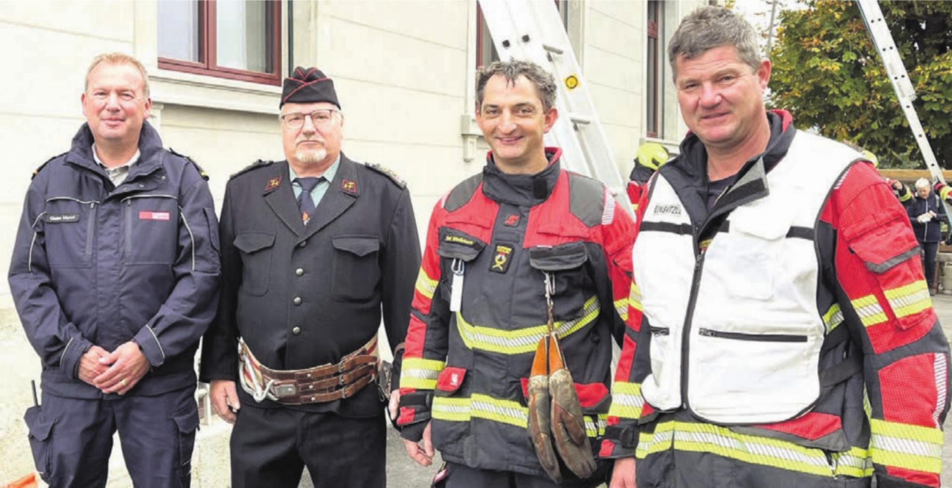 Ehrenvolle Verabschiedung dreier Feuerwehrmänner nach langjährigem Dienst durch den Kommandanten Marcel Christen: Wilfred Koch, Toni Wietlisbach und Thomas Aebersold waren zum letzten Mal im Einsatz (von links).