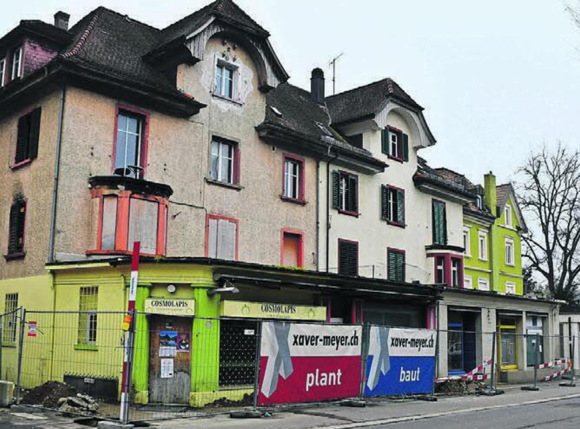 Die drei Häuser an der Bahnhofstrasse stehen kurz vor dem Abriss. 
Bild: mo - Das Bild wird blockiert. – Möglicherweise durch einen aktiven Adblocker.