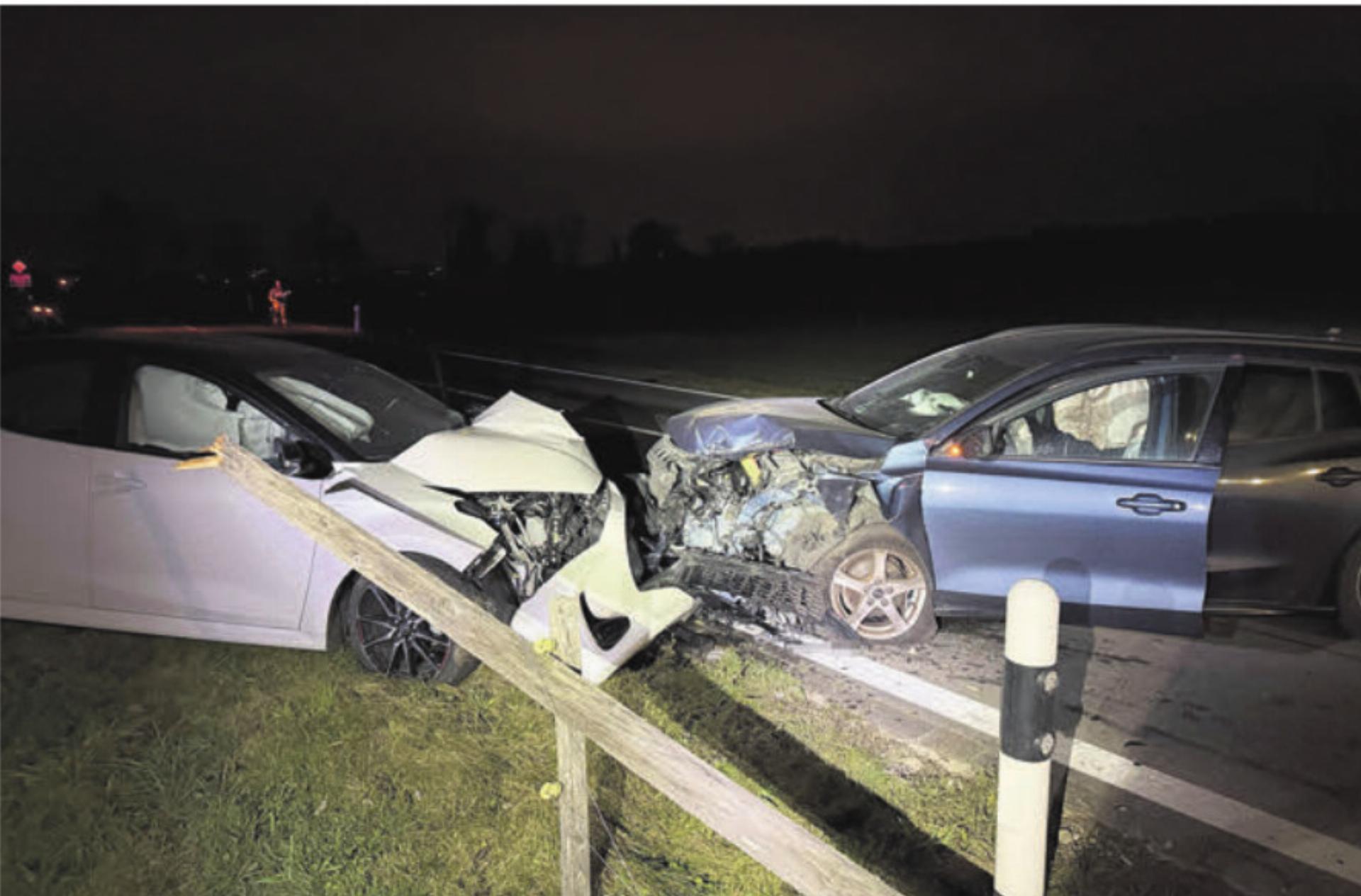 Die involvierten Fahrzeuge erlitten Totalschaden. Bild: pz - Das Bild wird blockiert. – Möglicherweise durch einen aktiven Adblocker.