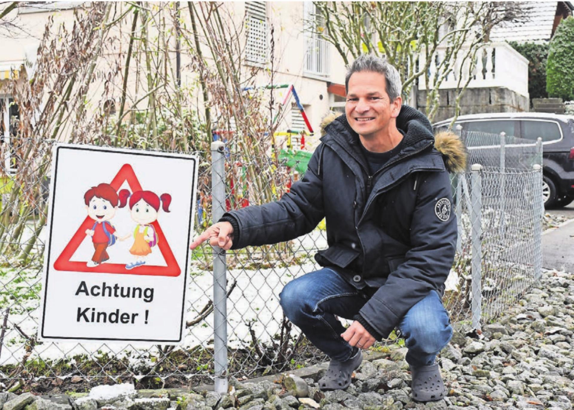 «Achtung Kinder»: Weil auf der Kesselackerstrasse und auf dem Schulweg Tempo 30 oft nicht eingehalten wird, hat Sam Hasan auf seinem Grund und Boden nun eine Warntafel errichtet. Bild: Daniel Marti - Das Bild wird blockiert. – Möglicherweise durch einen aktiven Adblocker.