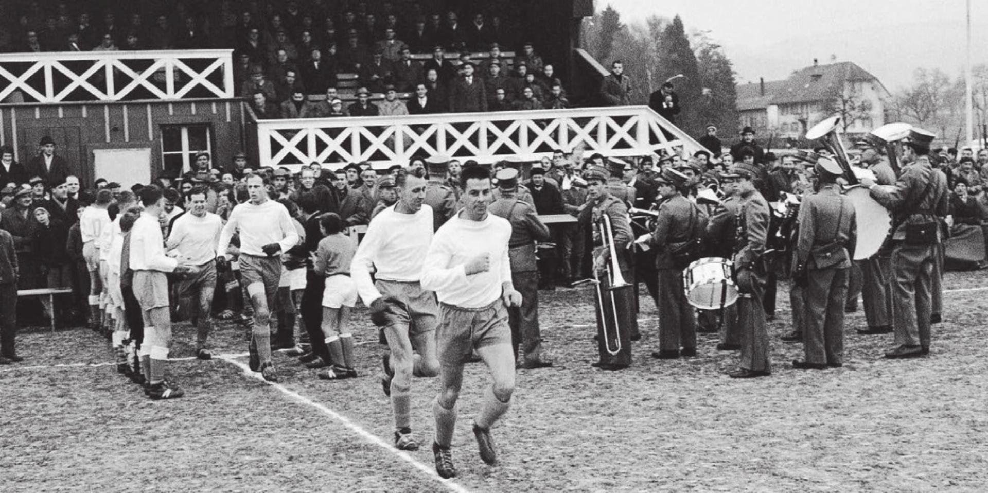 Eines der ganz grossen Highlights auf der Paul-Walser-Stiftung. Der FC Wohlen empfing am 23. Dezember 1961 die Young Boys Bern zum Cupspiel, das 0:1 verloren ging. Bild: Einmarsch des FCW mit Captain René Hänggi. Bilder: Archiv