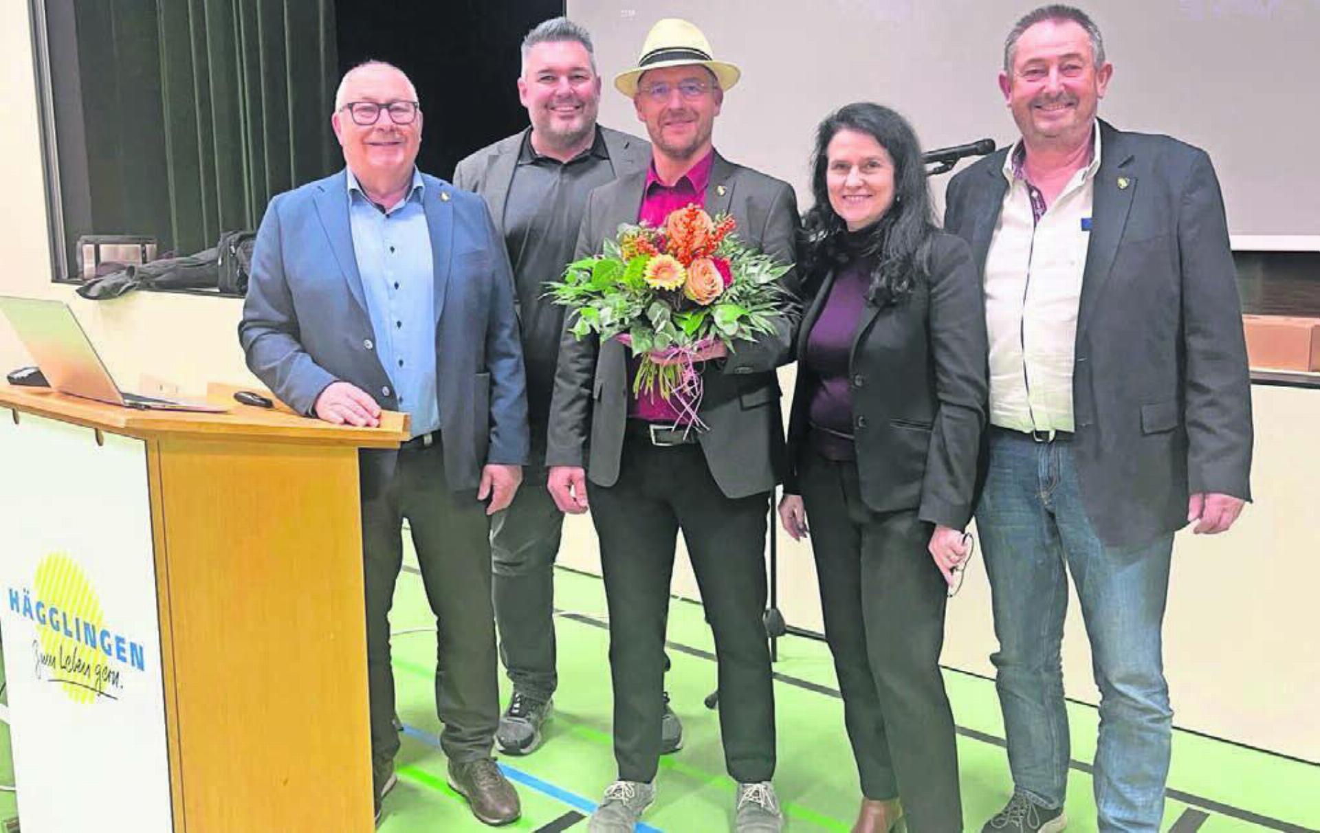 Peter Wyss wird an seiner letzten Versammlung von seinen Gemeinderatskollegen gewürdigt und verabschiedet (von links): Ammann Franz Schaad, Röbi Wirz, Peter Wyss, Sonja Gass und Vizeammann Ruedi Schmid. Bilder: Britta Müller - Das Bild wird blockiert. – Möglicherweise durch einen aktiven Adblocker.