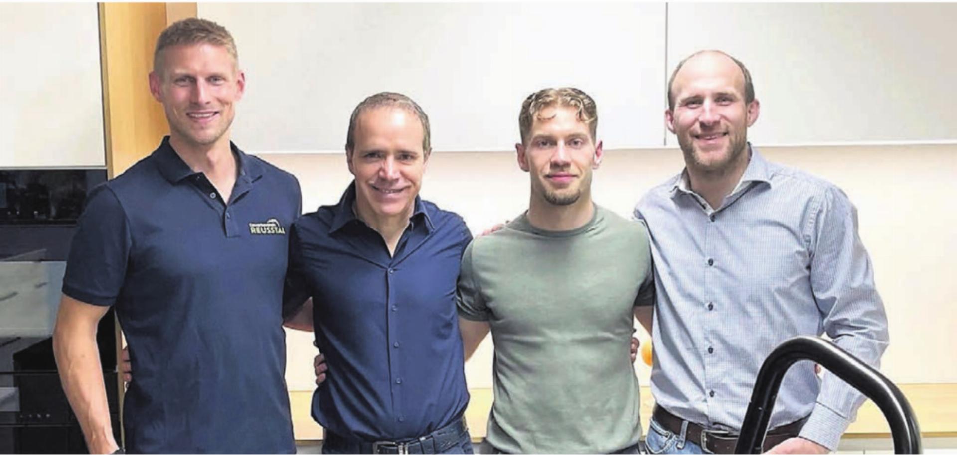 Präsident Pascal Hufschmid mit Rocco und Roy Cipriano und Vorstandsmitglied Martin Nietlispach, der als ehemaliger Weltklasse-Judoka die zwei Kampfsportler für den Abend gewinnen konnte (von links). Bild: zg - Das Bild wird blockiert. – Möglicherweise durch einen aktiven Adblocker.