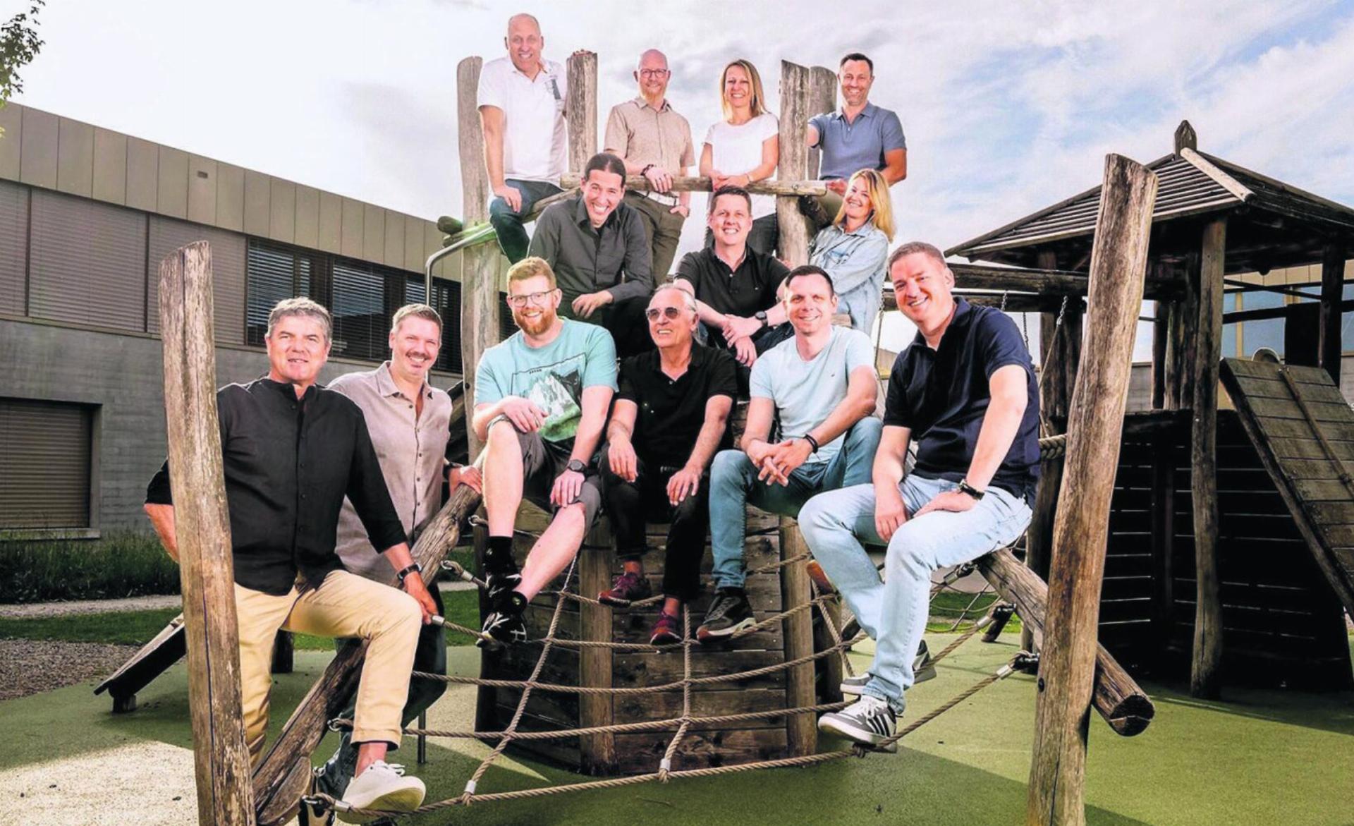 Das OK Jugendfest 2026, ganz oben (v. l.): Iso Kalchofner, Josef Würsch, Fabienne Wyser, Adrian Tobler. Zweite Reihe (v. l.): Fabio Gsell, Daniel Füglistaler, Sandra Donat. Dritte Reihe (v. l.): Ueli Lütolf, Patrick Hilfiker, Dani Gsell, OK-Präsident Philippe Wyser, Marko Marinkovic, René Schmidli. Bild: Walter Minder