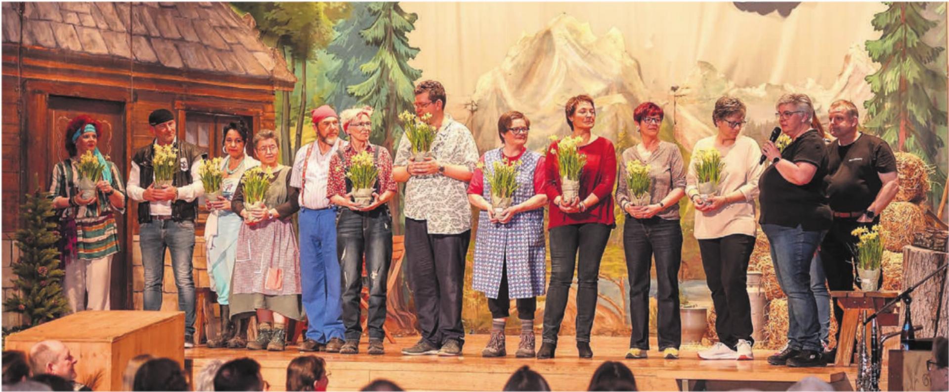 Die Theaterspielerinnen und -spieler ernteten viel Applaus und ein florales Geschenk als Dankeschön. Bilder: mm - Das Bild wird blockiert. – Möglicherweise durch einen aktiven Adblocker.