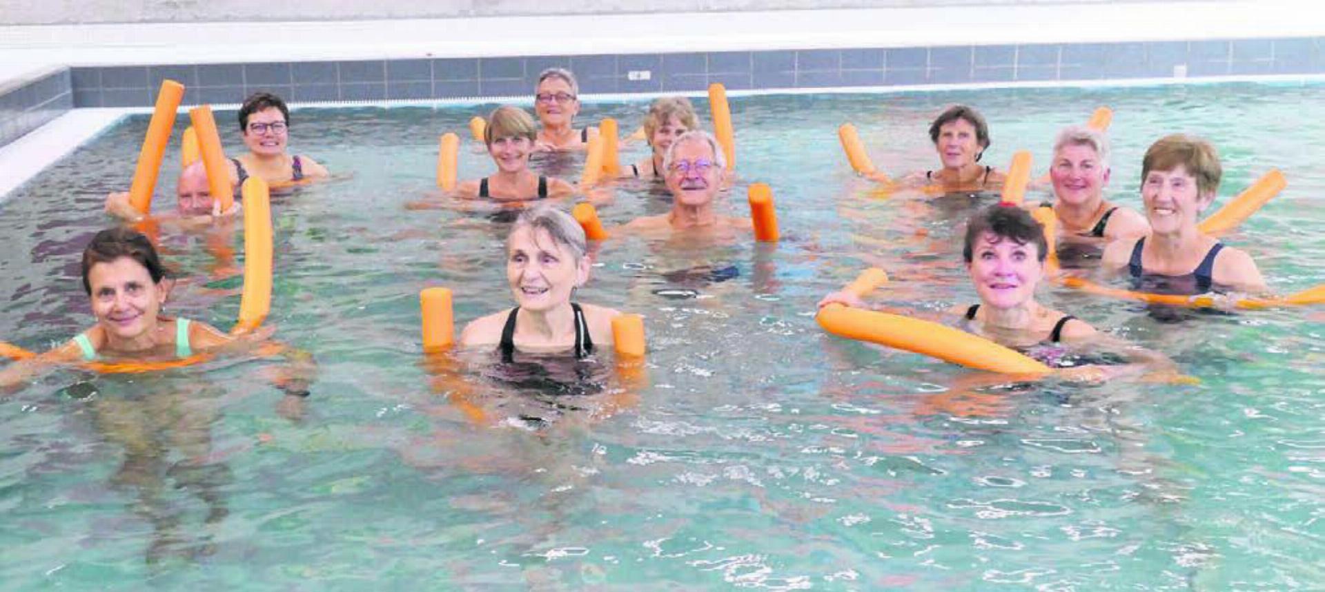 Die Sportgruppenleitende kommen in den Genuss einer Aquafit-Lektion. Bild: zg