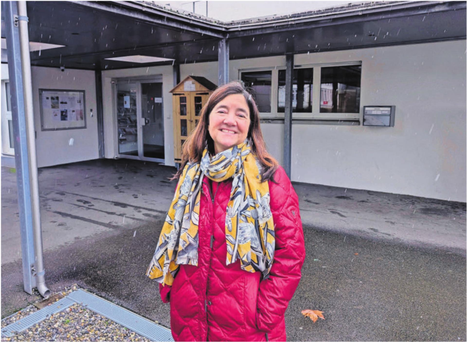 Jacqueline Bedo vor dem reformierten Kirchgemeindesaal. Hier wird das Bremgarter Repair Café stattfinden. Bild: Marco Huwyler - Das Bild wird blockiert. – Möglicherweise durch einen aktiven Adblocker.