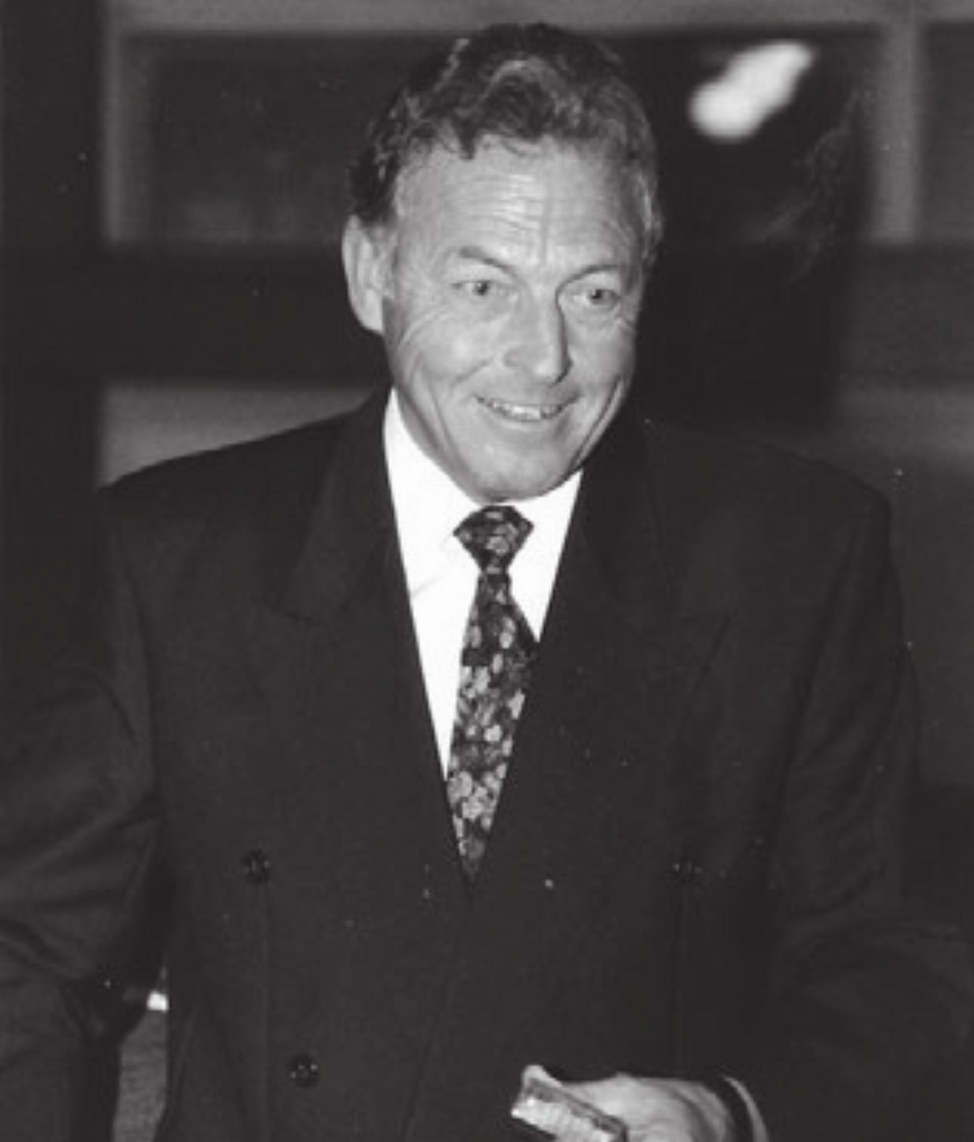 So kannte man ihn: Fritz Isler im Dezember 1993 bei der Verabschiedung als Einwohnerratspräsident. - Das Bild wird blockiert. – Möglicherweise durch einen aktiven Adblocker.