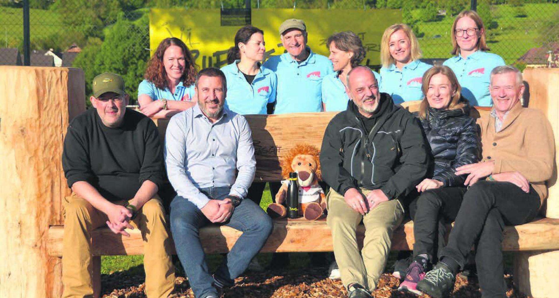und Zufikon vereint auf  der Bank. Das Team von Bremgarten Tourismus sowie  das Team des OK vom «Zufikerfäscht». Bilder: Sabrina Salm