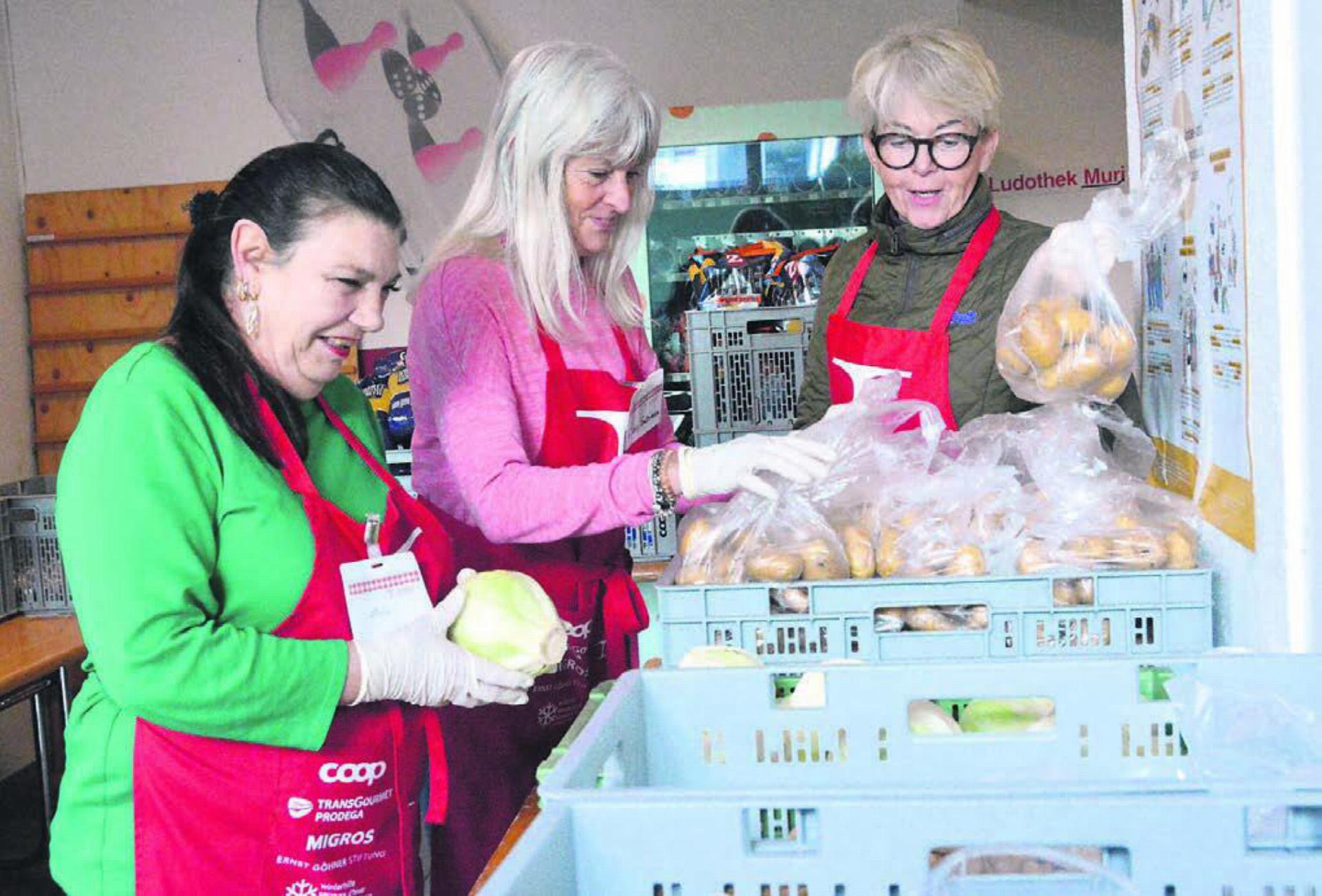 Sie helfen, die Nahrungsmittel zu verteilen: Bea Marti, Gaby Schiess und Barbara Beynon (von links). Bilder Celeste Blanc