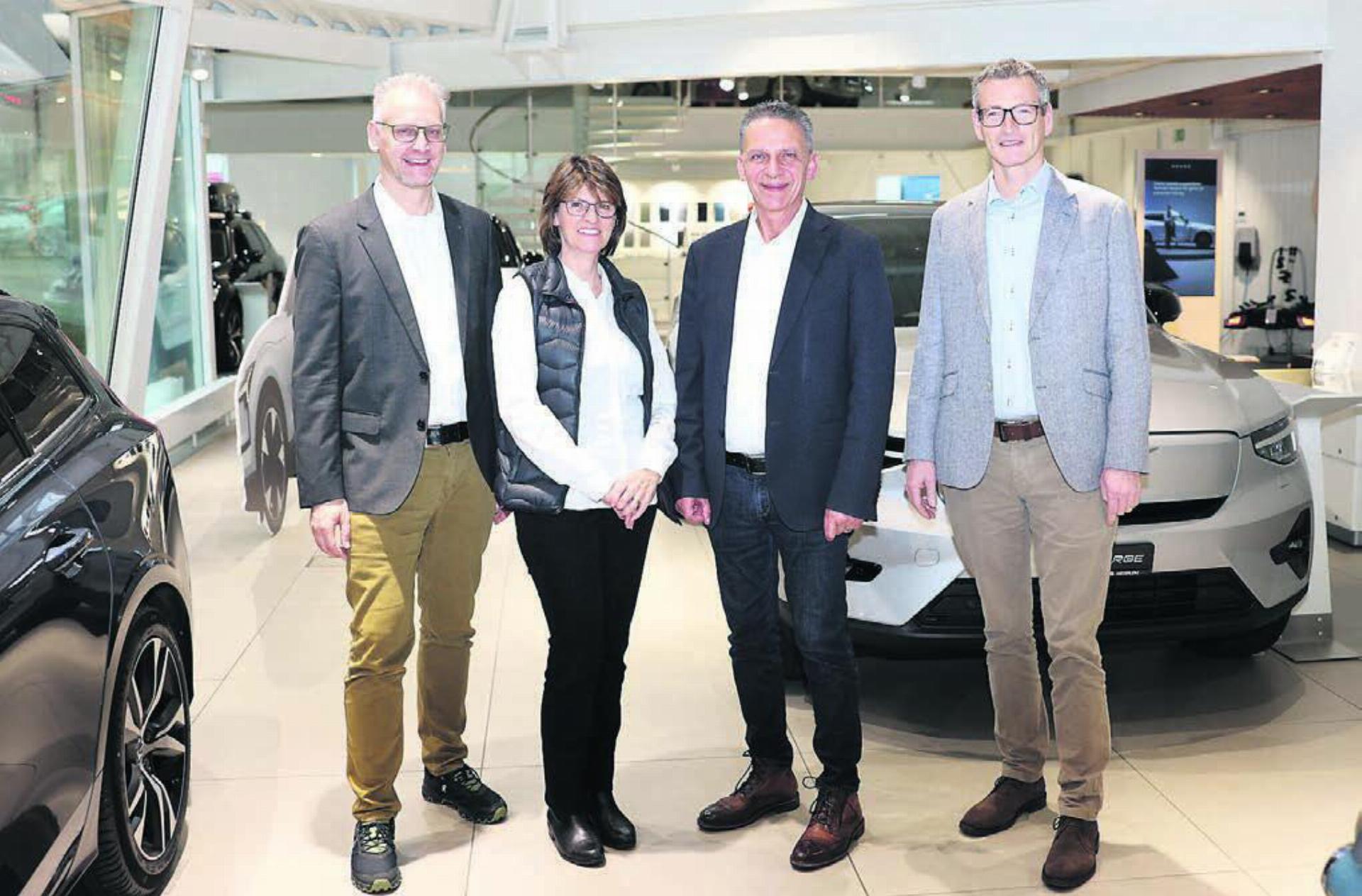 Ilona und Markus Wälty freuen sich, dass ihr traditionsreiches Familienunternehmen in kompetenten Händen durch die Garage Emil Geissmann AG weitergeführt wird (v. l.): Thomas Geissmann, Ilona Wälty, Markus Wälty, Markus Geissmann. Bild: pd