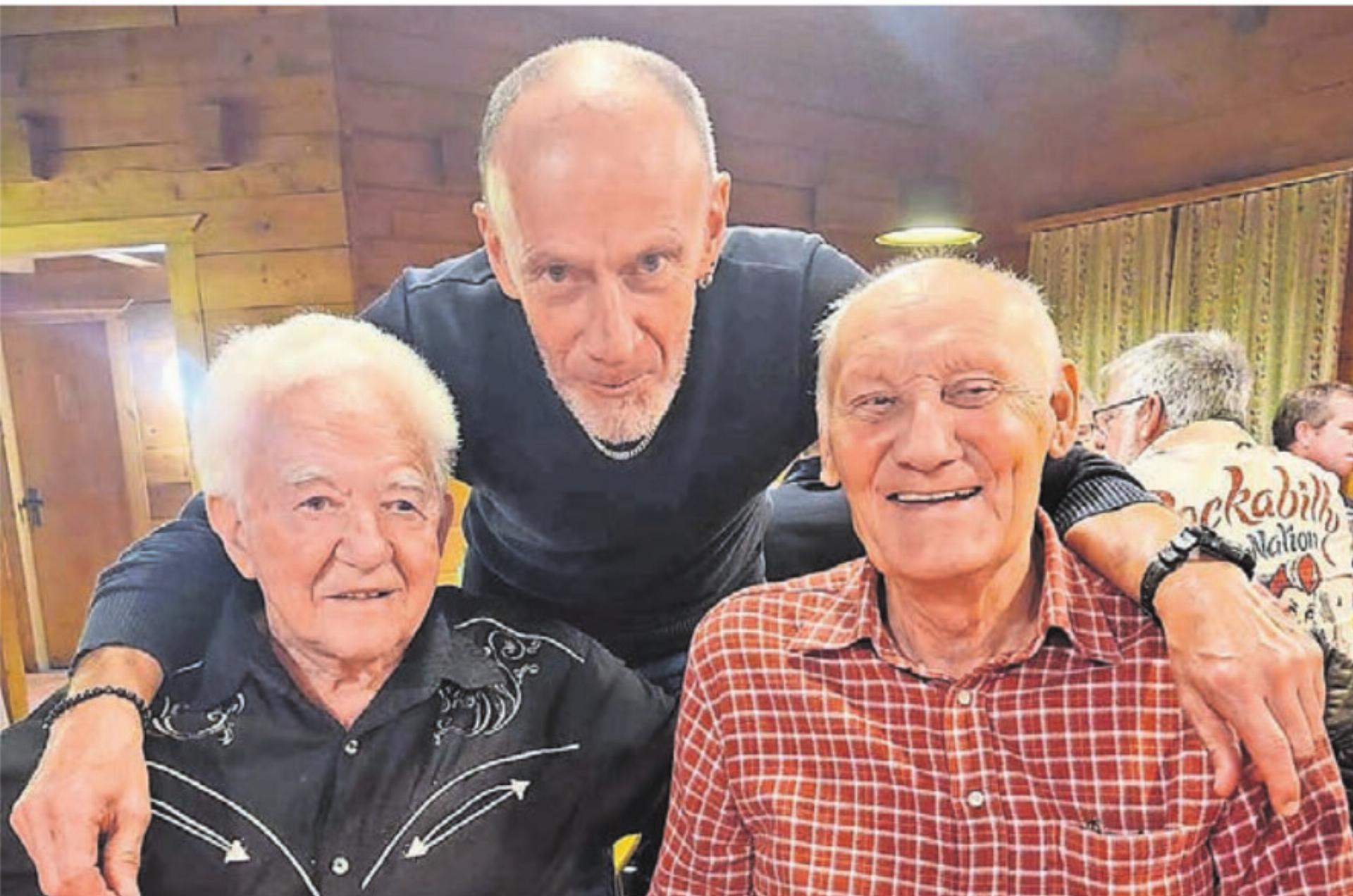 Haben den Abend am Chlaushock der LR Wohlen genossen (von links): Chabi Burkart, Urs Schalch und Fredy Rauber. Bild: zg - Das Bild wird blockiert. – Möglicherweise durch einen aktiven Adblocker.