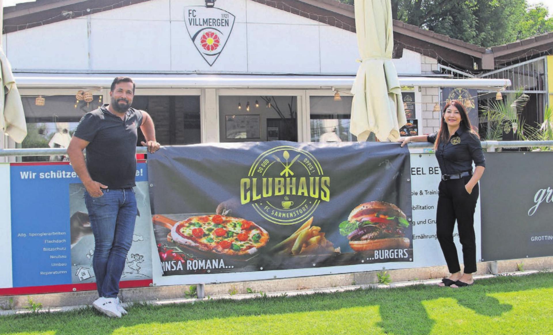 Eine besondere Kombination: Das Ehepaar Zülfüogullari steht vor dem Clubhaus in Villmergen und hält gleichzeitig das Banner für das Clubhaus in Sarmenstorf hoch. Neu sind sie auch auf dem Bühlmoos tätig. Bild: Josip Lasic