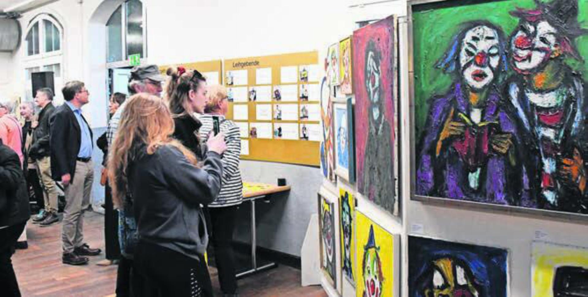 Nach der Vernissage konnten über 150 Clownbilder bestaunt werden. Bild: dm