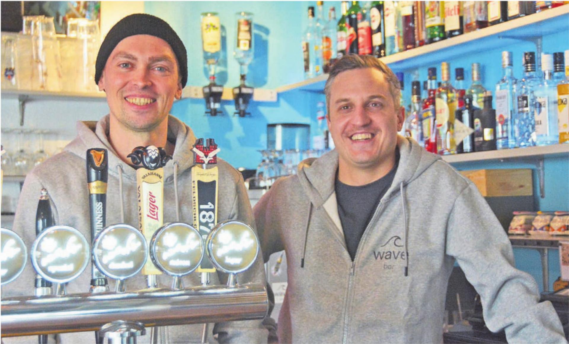 Sie bilden schon jetzt ein Team und nun gibt Manuel Staubli (rechts) die Geschicke des «Wave» an Joël Scheuber weiter. Bild: Annemarie Keusch - Das Bild wird blockiert. – Möglicherweise durch einen aktiven Adblocker.