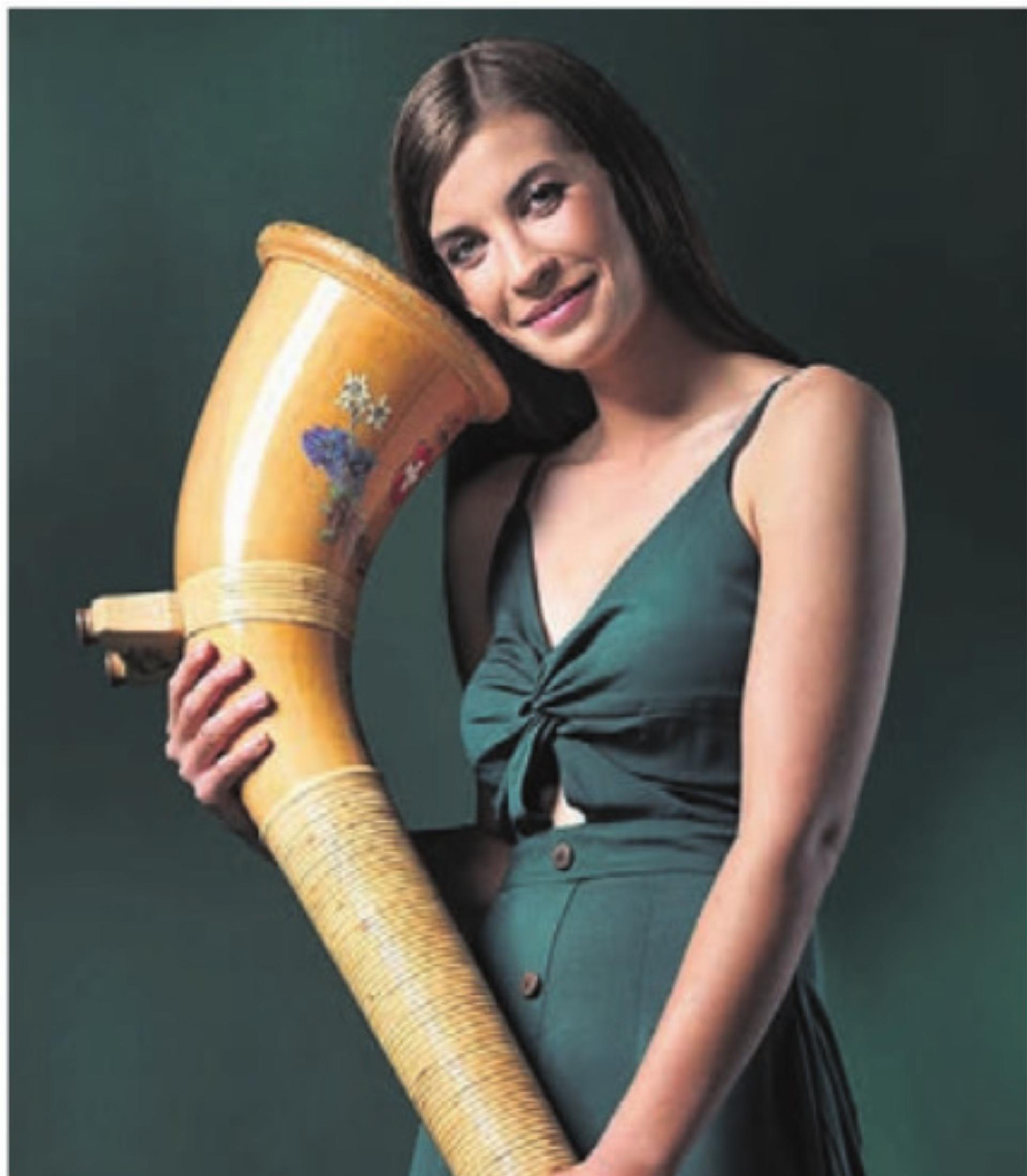 Alphorn-Solistin Lisa Stoll tritt am Neujahrskonzert auf. Bild: zg - Das Bild wird blockiert. – Möglicherweise durch einen aktiven Adblocker.