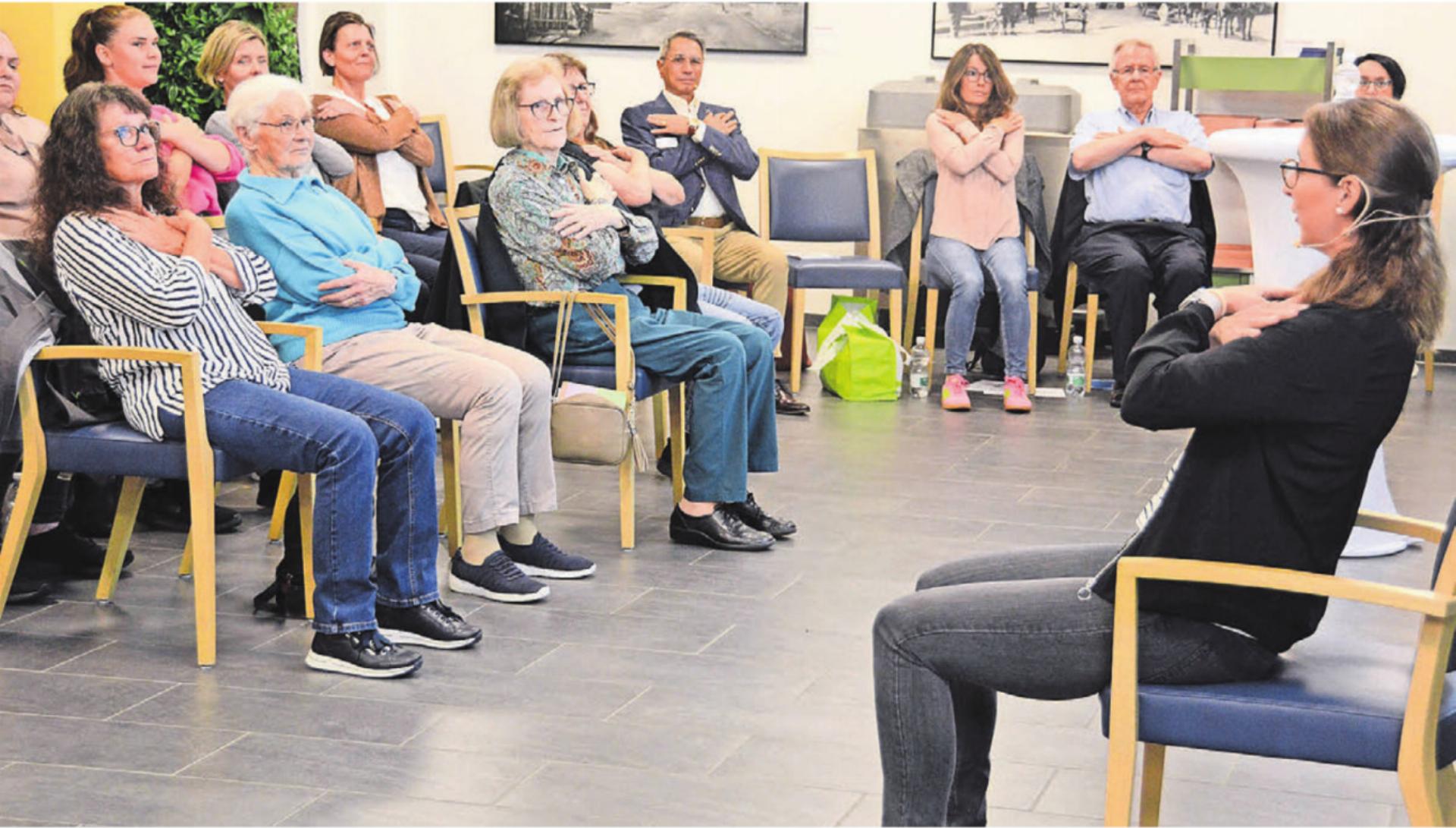 Nicht bloss Theorie vermitteln. Manuela Crameri, Fachverantwortliche Bewegung und Sport bei der Pro Senectute, zeigte den Anwesenden einige einfache Übungen,die sich problemlos zuhause machen lassen. Und forderte sie gleich zum Mitmachen auf. 
Bilder: Chregi Hansen - Das Bild wird blockiert. – Möglicherweise durch einen aktiven Adblocker.