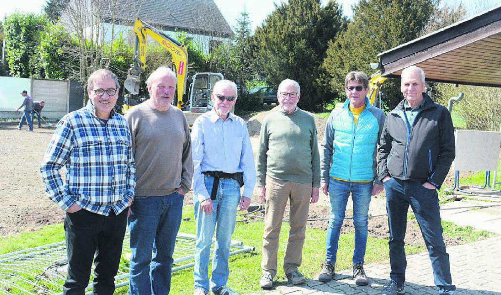 Die sechs Senioren beobachten den Baufortschritt mit Freude. Von links: Peter Renner, Präsident Jean-Claude Hofstetter, Peter Günther, Ernst Gisi, Urs Frei sowie Projektverfasser und Bauleiter Daniel Fischer. Bild: Chregi Hansen
