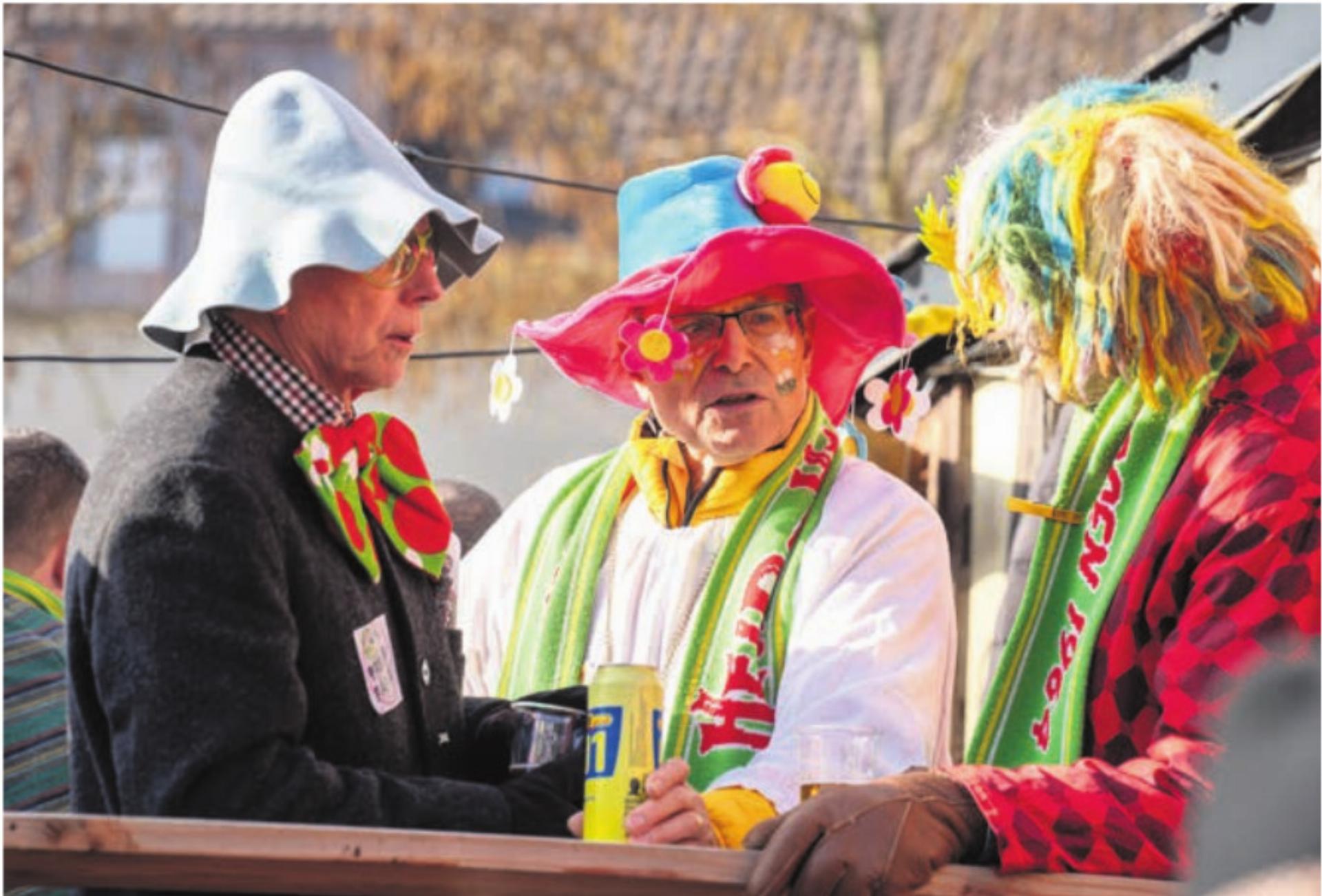 Die Dorfplatzfasnacht bietet auch immer wieder die Gelegenheit, viele alte Bekannte zu treffen und über die früheren Zeiten zu plaudern. - Das Bild wird blockiert. – Möglicherweise durch einen aktiven Adblocker.