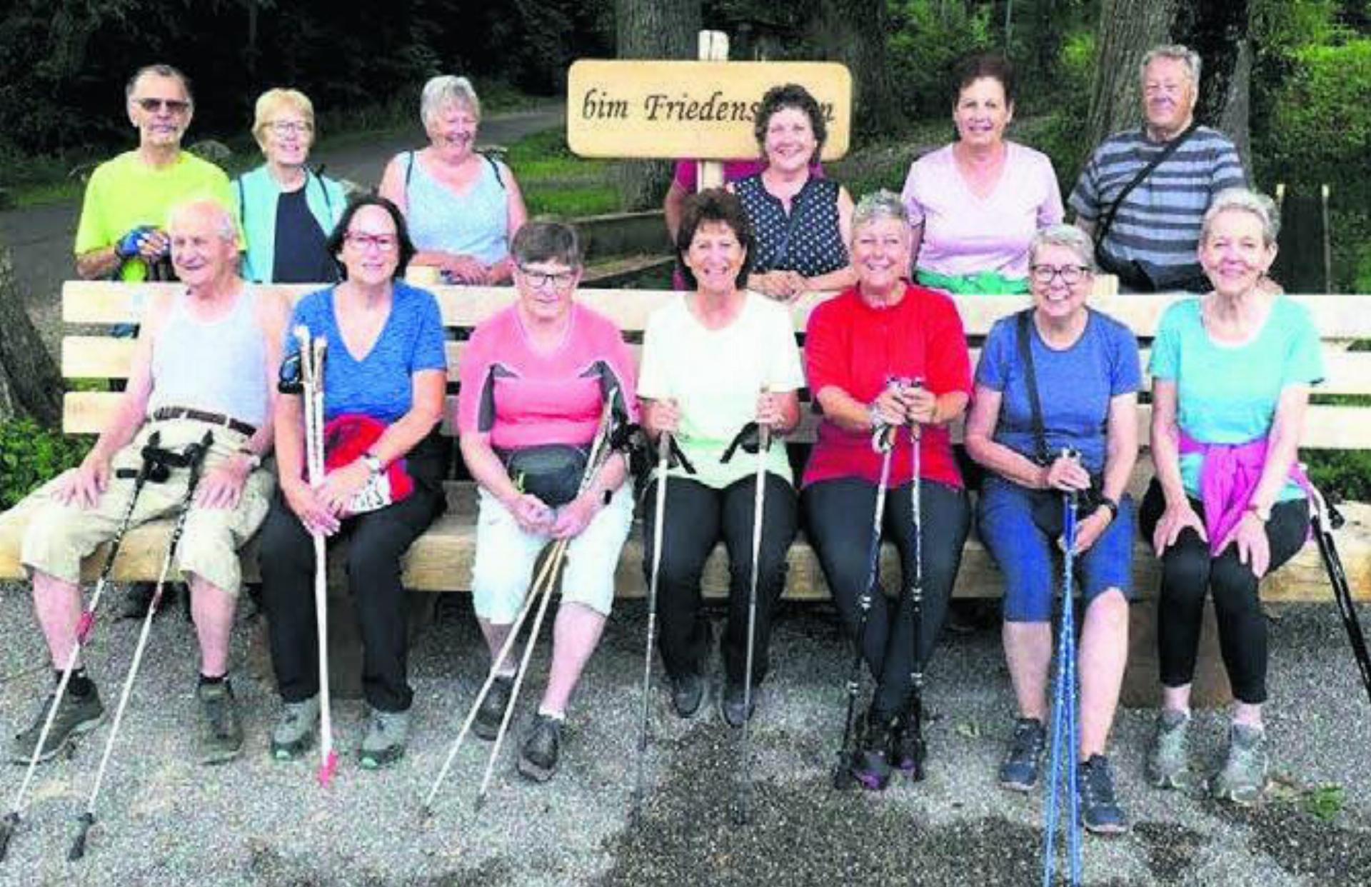 Zum letzten Mal ist die Nordic-Walking-Gruppe in dieser Konstellation unterwegs. Bild: zg