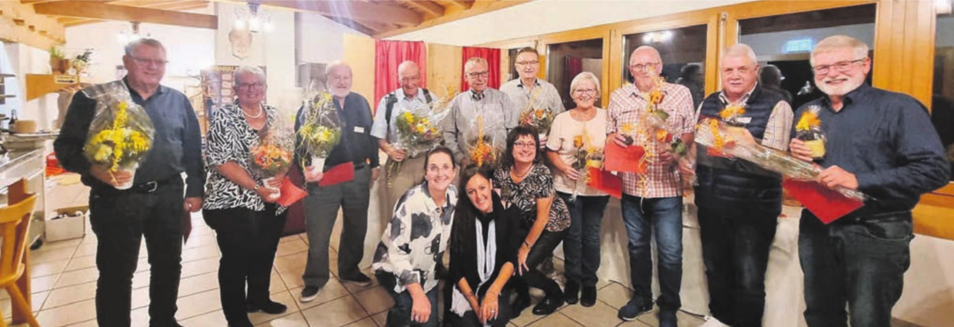 Die Jubilarinnen und Jubilare mit den Rotkreuz-Mitarbeiterinnen. René Seitz (4. von links) blickt auf 30 Jahre und Jakob Isch (3. von rechts) auf 15 Jahre als Rotkreuz-Freiwilliger zurück. Bild: zg