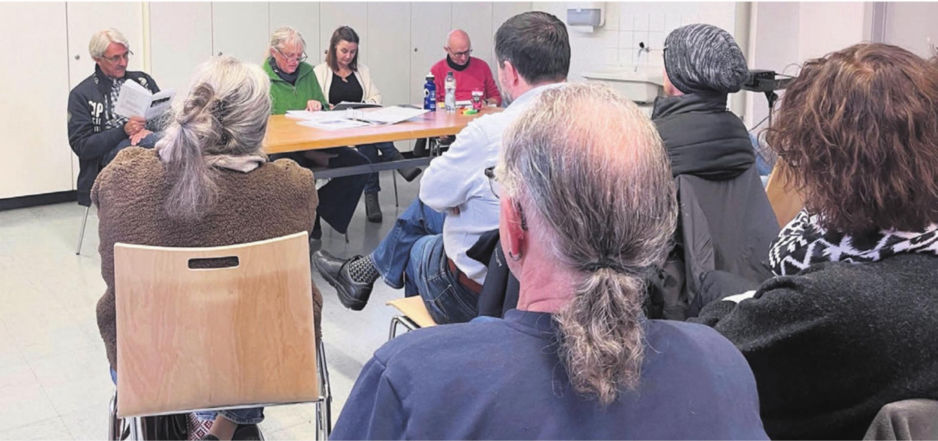 Stellten den Darstellern und Darstellerinnen das Theaterstück mit all seinen unterschiedlichen Rollen vor (von links): Präsident Christian Roth, Regisseurin Brigitt Maag, Vorstandsmitglied Esther Schweizer und Autor Paul Steinmann. Bild: Britta Müller - Das Bild wird blockiert. – Möglicherweise durch einen aktiven Adblocker.