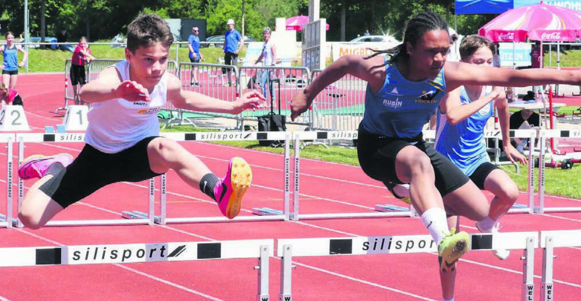 Auch im jungen Alter sind die Athleten auf den Sieg fokussiert, wie hier im Hürdenlauf.