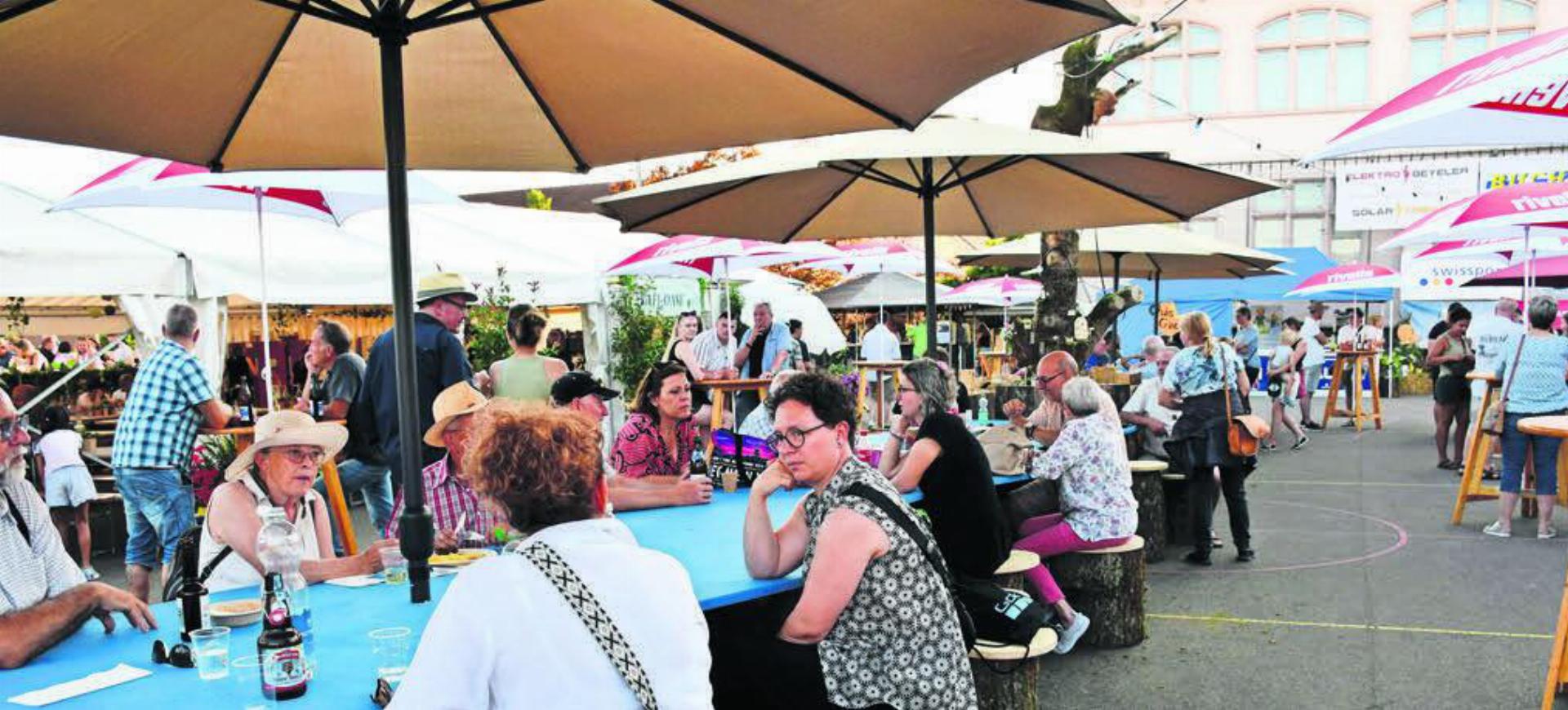 An der langen Welle einfach Platz nehmen und mit anderen ins Gespräch kommen war in Bünzen Programm.