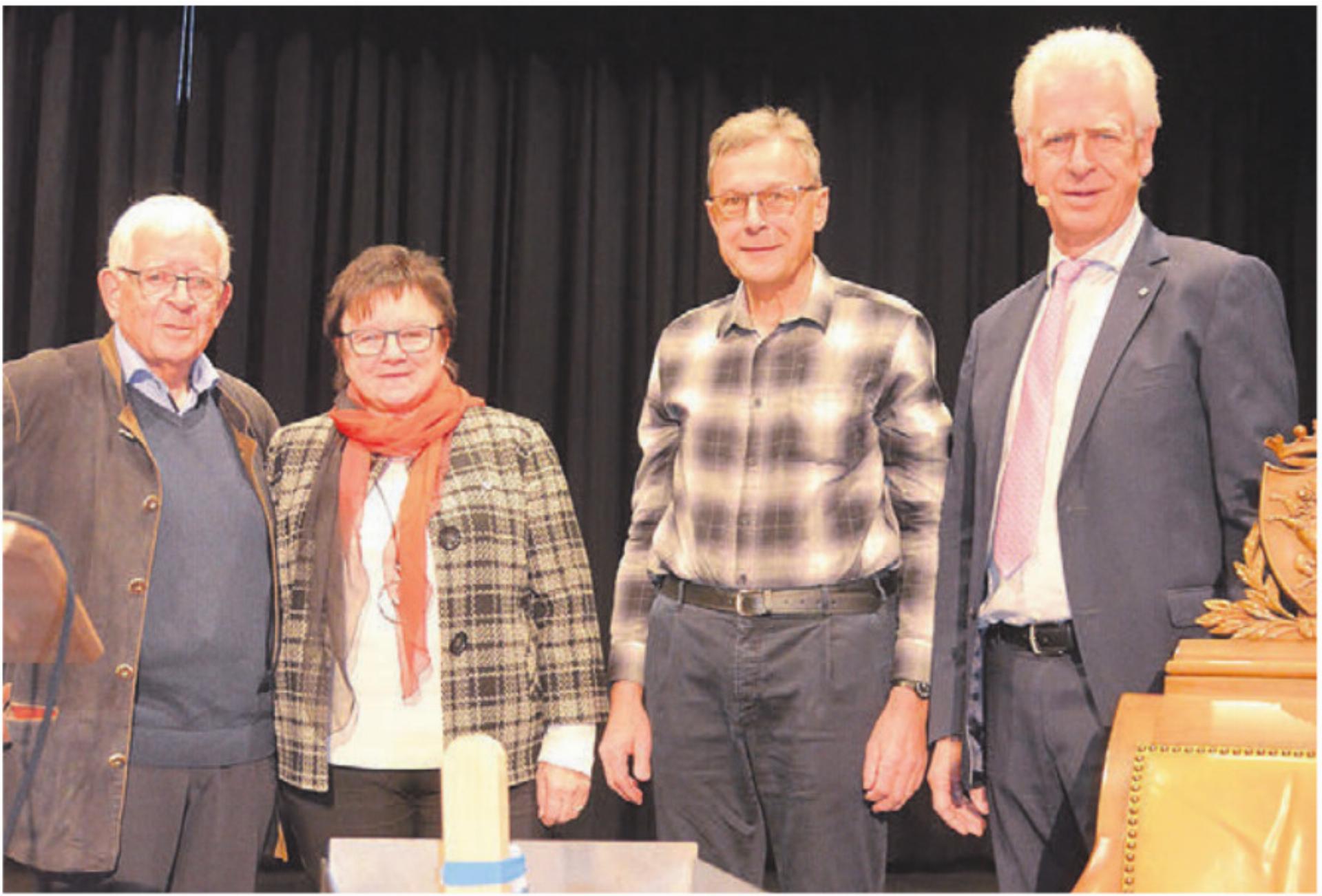 Die Laudatio für Stadtammann Raymond Tellenbach (rechts) hielt sein Vorgänger Robert Bamert (links), diejenige für Vizeammann Doris Stöckli Pius With.
Bild: rwi - Das Bild wird blockiert. – Möglicherweise durch einen aktiven Adblocker.