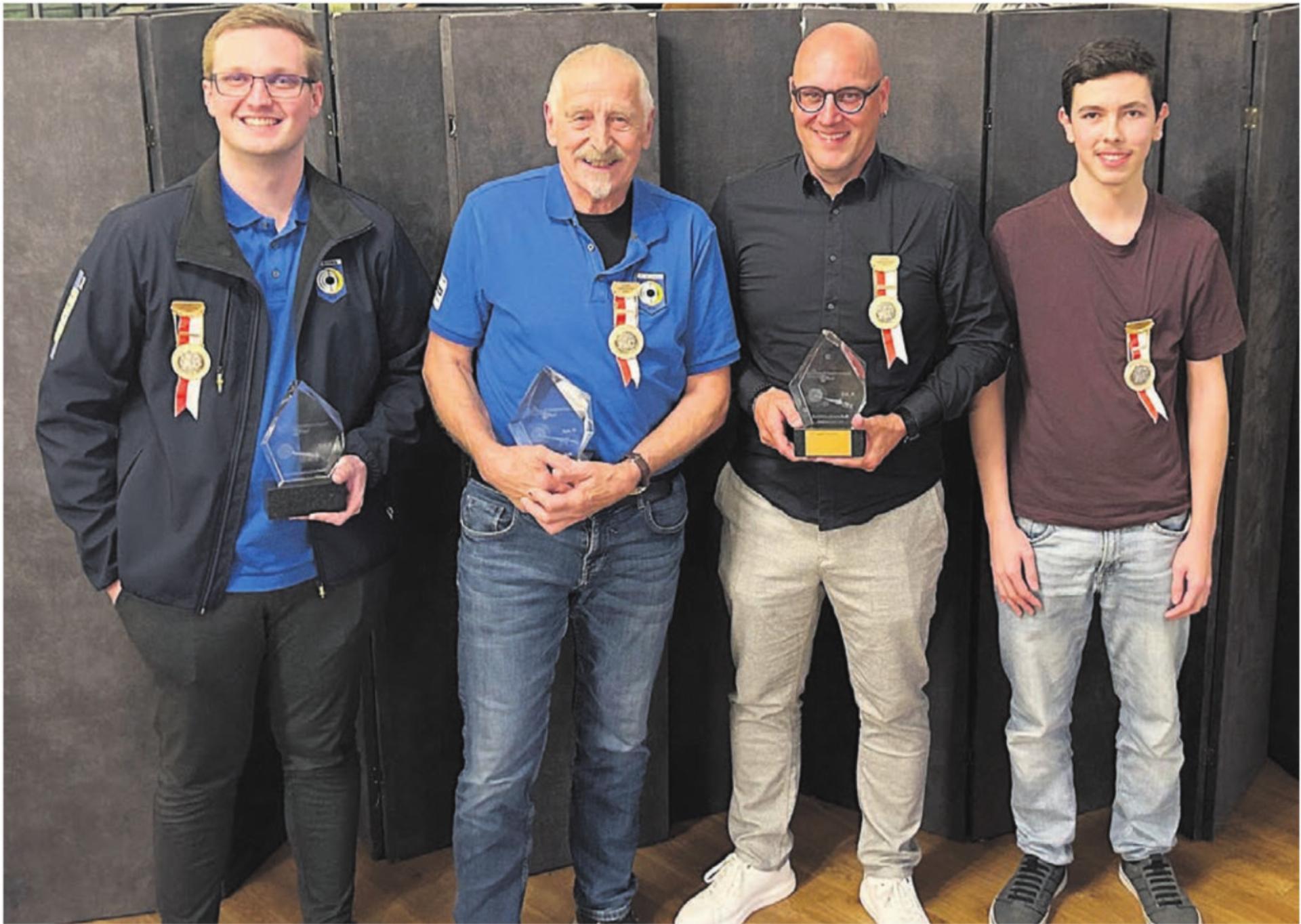 Die vier Kategoriensieger, von links: Fabian Keusch (Boswil, Sturmgewehr 90), Willy Keusch (Boswil, Sturmgewehr 57), Pirmin Käppeli (Merenschwand, Standardgewehr), Michael Koch (Beinwil, Jungschützen). Bild: zg - Das Bild wird blockiert. – Möglicherweise durch einen aktiven Adblocker.