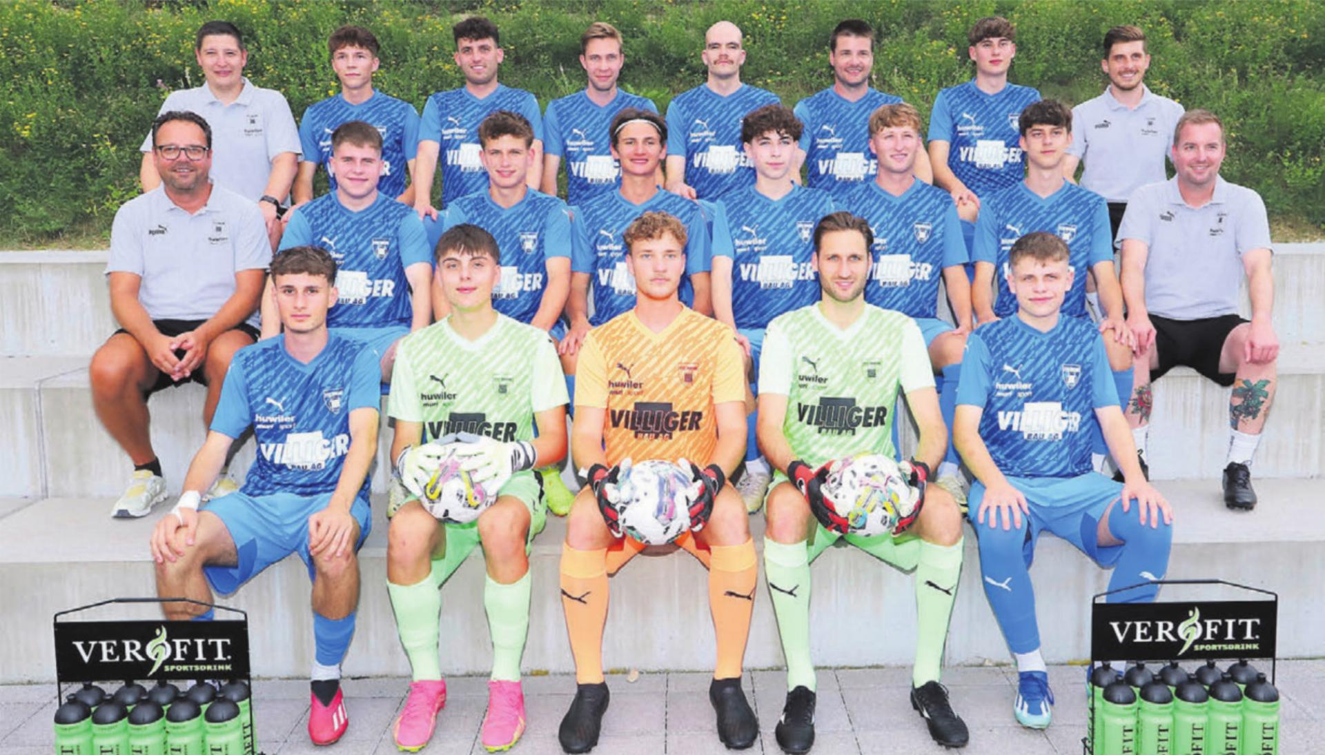 FC Sins, Saison 2024/25, hinten, von links: Sven Feer (Coach), Sven Niederberger, Gabriel Gumann, Noel Bertelsen, Tim Oechslin, Marc von Flüe, Yanick Kreienbühl, Michael Hohl (Spielertrainer). Mitte: Thomas Stocker (Sportchef) Andrin Leu, Livio Moos, Nick Bühlmann, Ennio Delea, Luca Ming, Ramon Burkard, Dominik Müller (Goalietrainer). Vorne: Nicolas Schetty, Lian Meyer, Jannik Gamma, Marco Peterhans, Maurice Leo. Es fehlen: Jan Kalt, Jonas Villiger, Calderon Mavembo, Loris Völker, Dario Inglin, Remo Corrodi, Florin Schetty.
