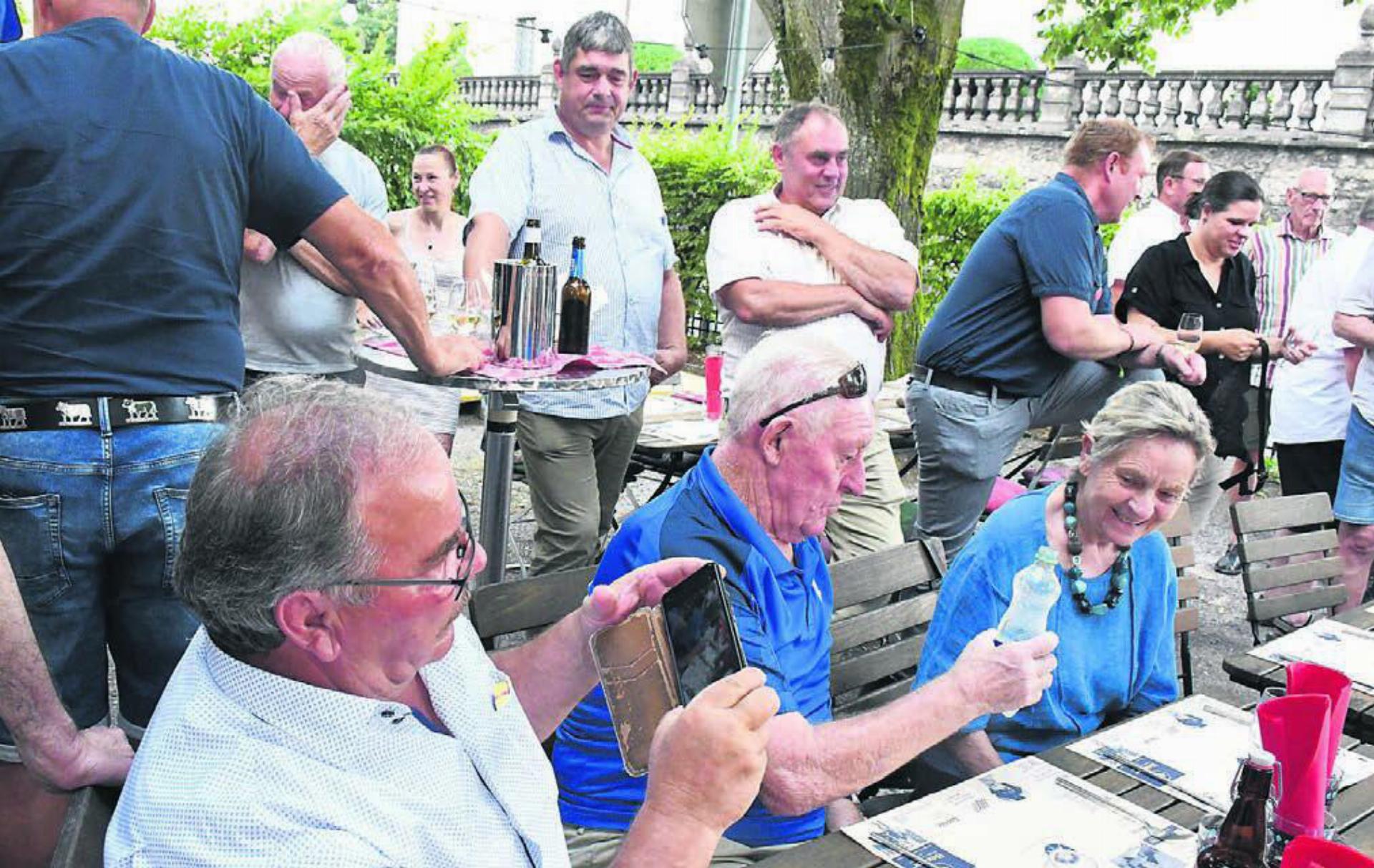 Im Garten des Restaurants Sternen wurde bodenständig gefeiert. Koryphäen des SK Freiamt – wie Sepp Broch, Gerold Schmid oder Magnus Döbeli – sind auf diesem Bild zu sehen. Bild: Daniel Marti