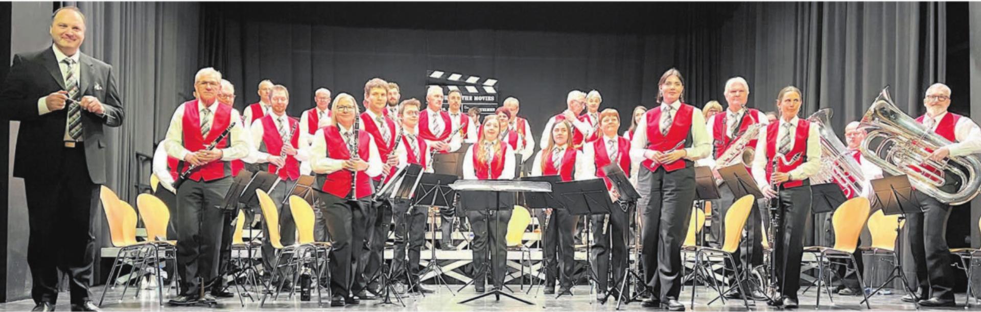 Der verstärkte Musikverein Wohlen mit Dirigent Markus Steimen (links) lud unter dem Motto «A Night at the Movies» zu einem überzeugenden Filmmelodien-Konzert ein. Bilder: Walter Minder - Das Bild wird blockiert. – Möglicherweise durch einen aktiven Adblocker.