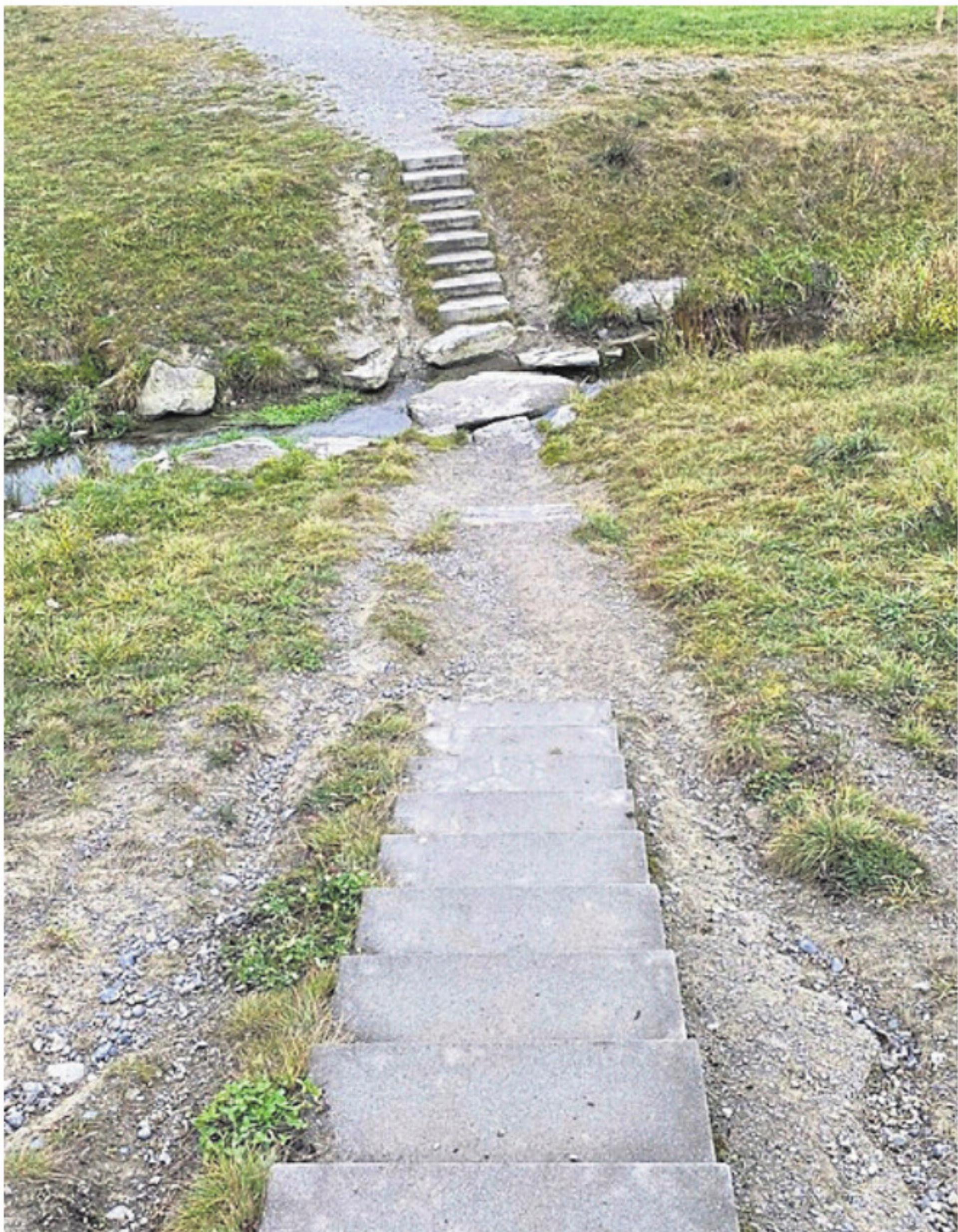 Vorher und nachher: Die alte Situation beim Büelisacherkanal war sehr gefährlich. Bilder: zg - Das Bild wird blockiert. – Möglicherweise durch einen aktiven Adblocker.