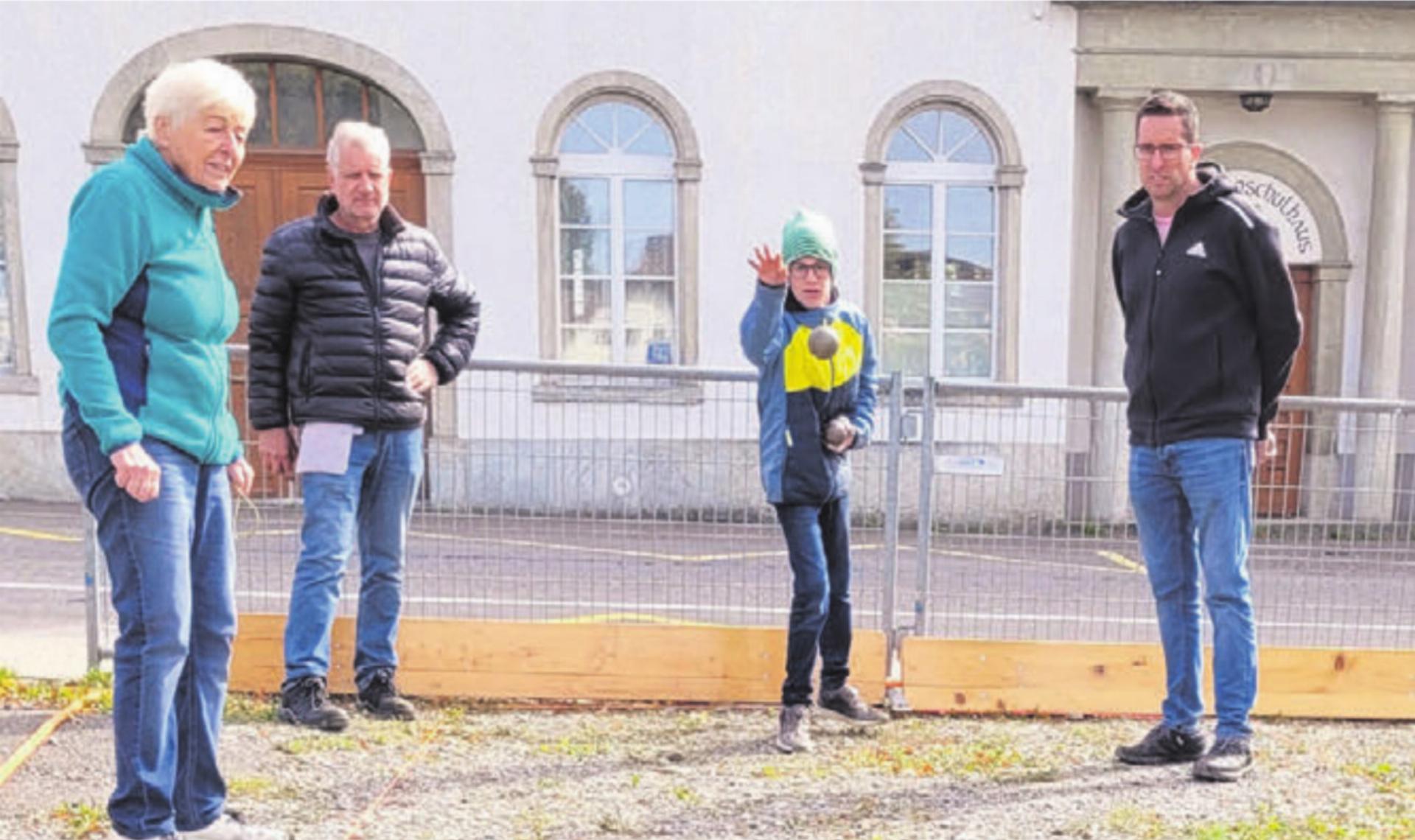 Beim Pétanque können Jung und Alt mit- und gegeneinander spielen. Zudem war es möglich, jederzeit ins Turnier einzusteigen oder wieder aufzuhören.