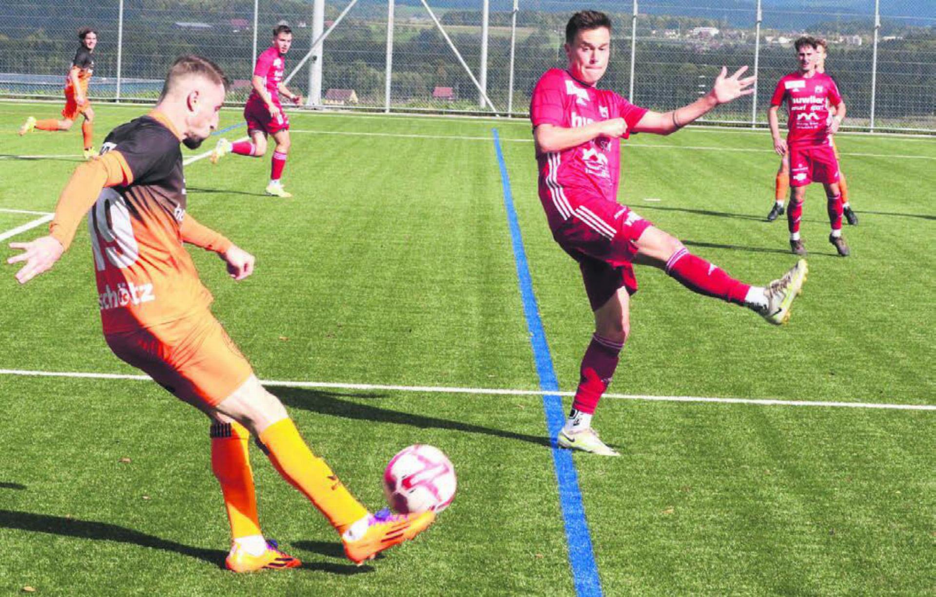 Yannik Wiget (rechts) in der vergangenen Saison beim Spiel gegen Schötz. Damals holte Muri in diesem Duell den ersten Sieg. Gelingt ihnen das jetzt gegen Courtételle? Bild: Archiv/jl