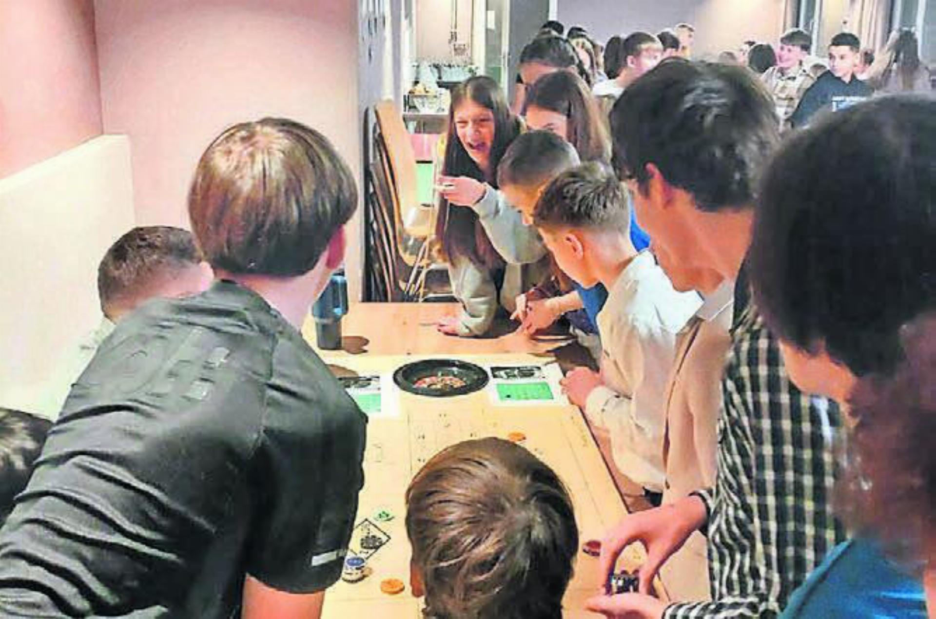 Beim Casinoabend werden fleissig Chips für die Wochenwertung gesammelt. Bild: zg