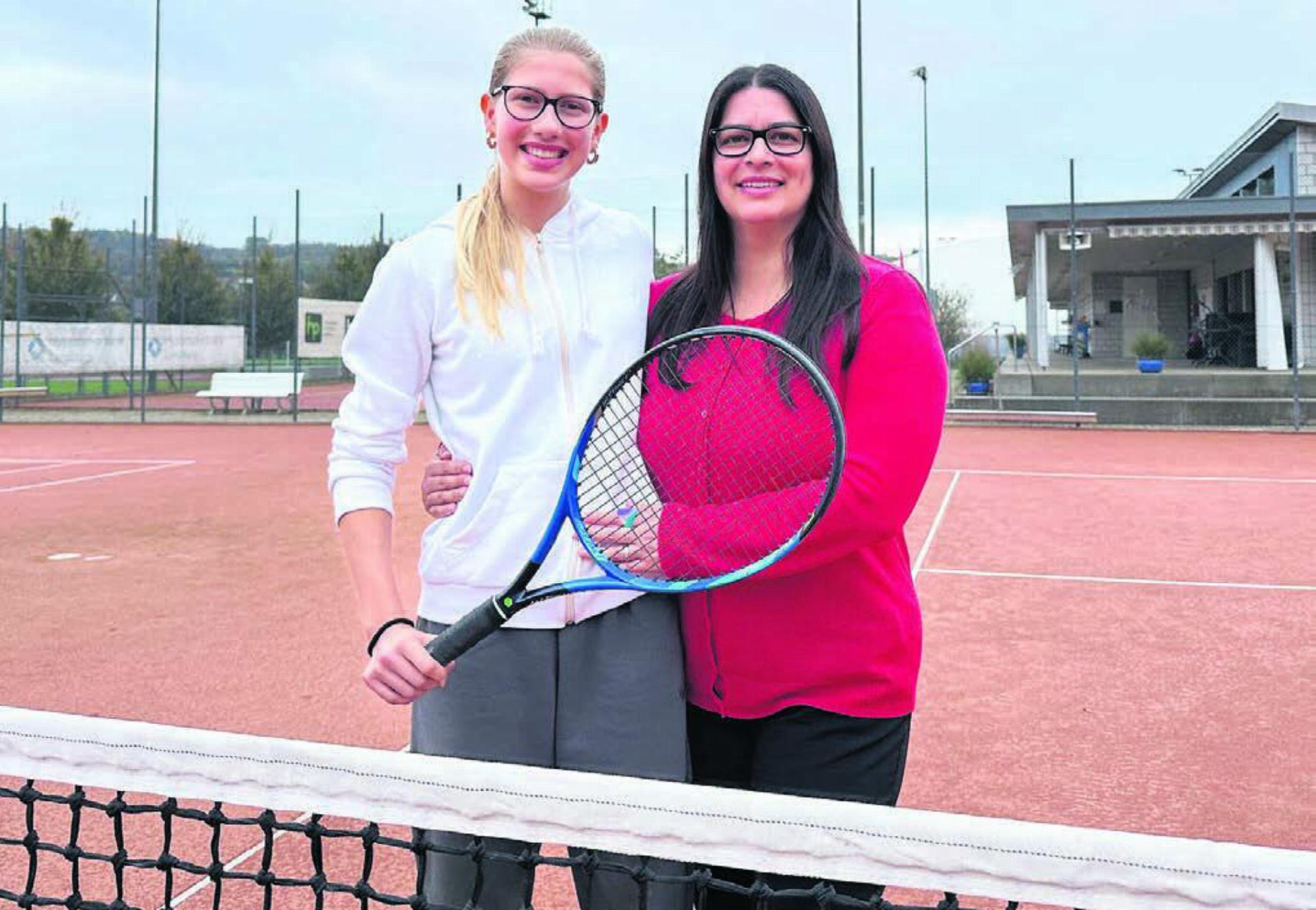 Ihre Tennis-Heimat ist der Tennisclub Niedermatten: Mutter Raquel und Tochter Lara Da Silva. Bilder: Stefan Sprenger / zg