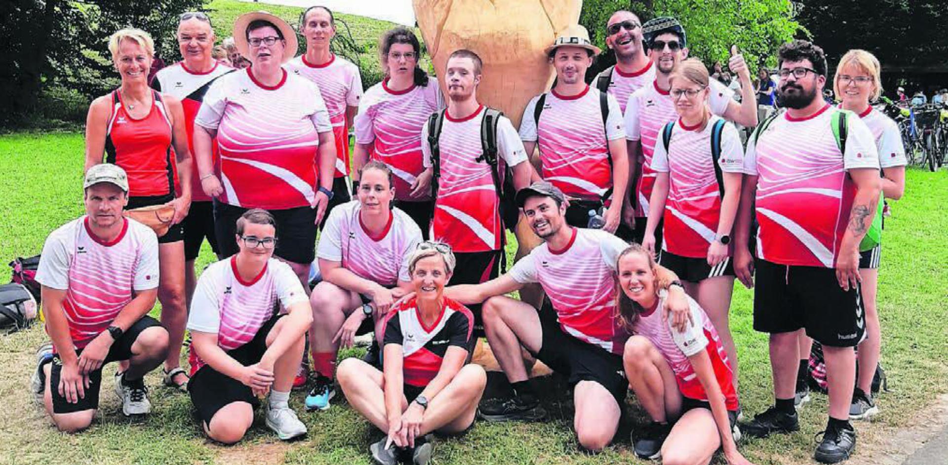 Die Sportlerinnen und Sportler des BSC Wohlen-Lenzburg freuen sich mit ihren Leitern über die guten Leitungen. Bild: zg