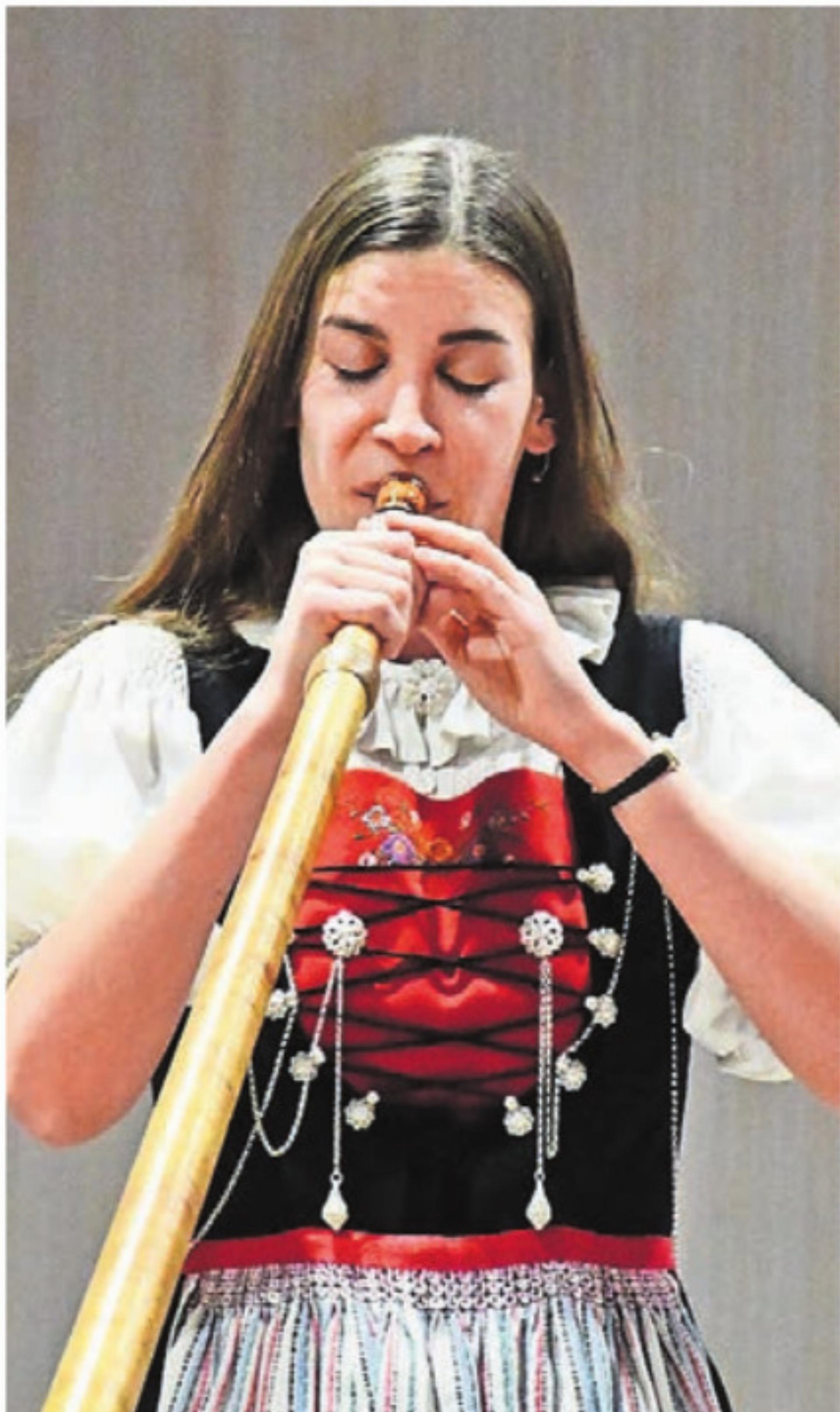 Lisa Stoll begeistert die Zuhörer mit ihrer Spielvielseitigkeit auf dem Alphorn. - Das Bild wird blockiert. – Möglicherweise durch einen aktiven Adblocker.