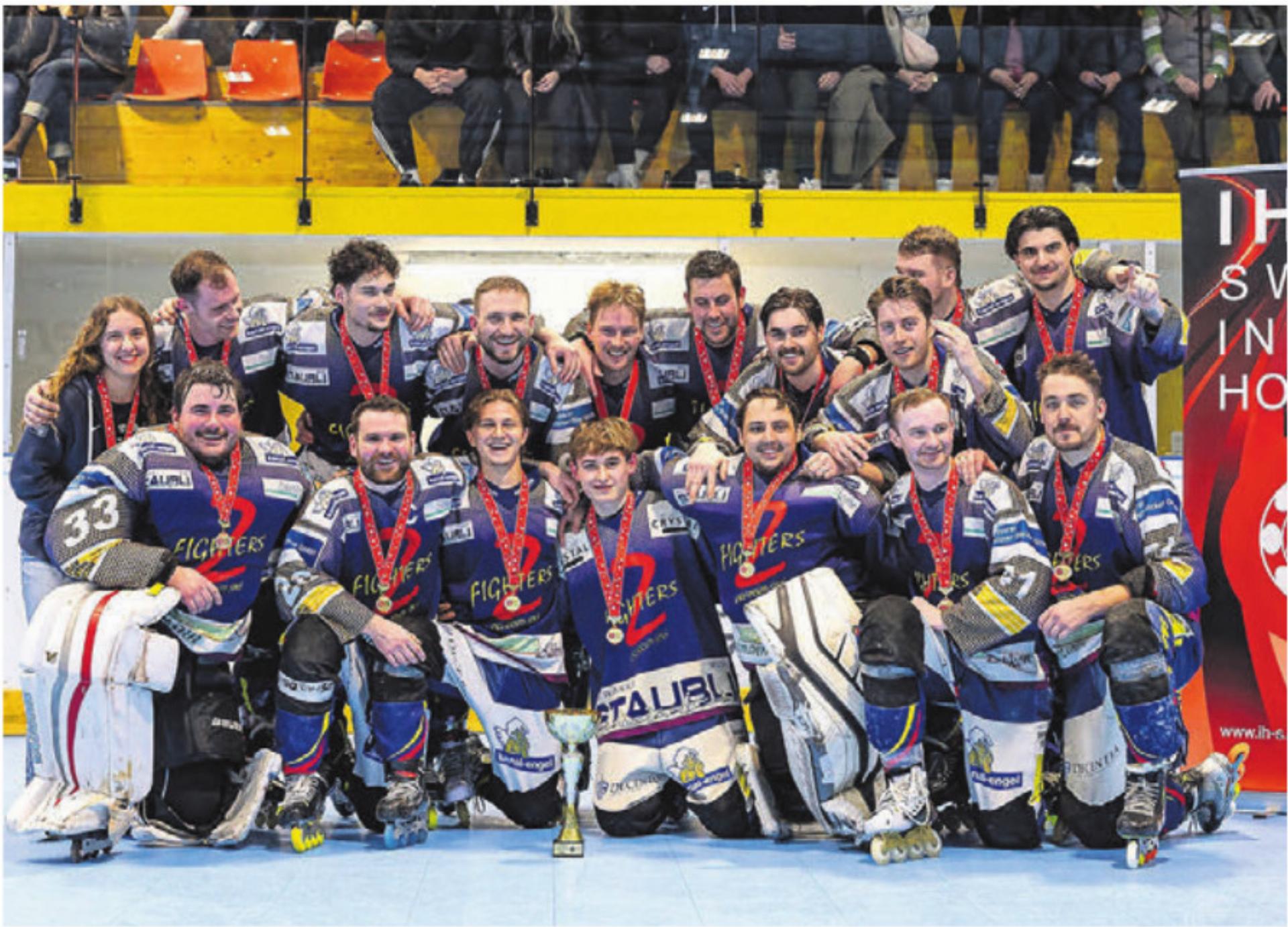 Die Z-Fighters aus Oberrüti-Sins feiern den nationalen Cupsieg. Bild: zg - Das Bild wird blockiert. – Möglicherweise durch einen aktiven Adblocker.